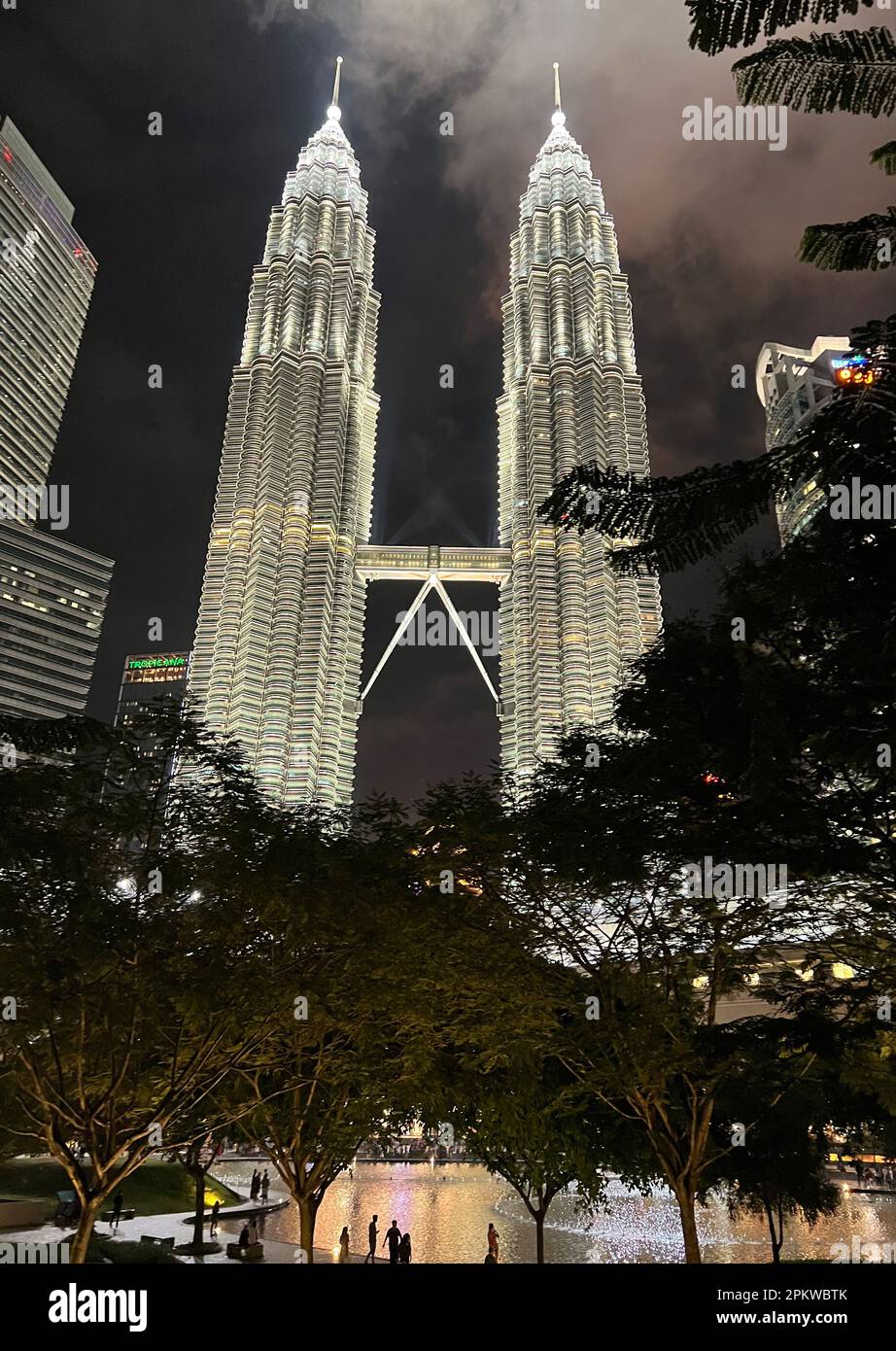 Kuala Lumpur, Malaysia. 02. März 2023. Die Petronas Towers in Kuala Lumpur bei Nacht. Die 452 Meter hohen Zwillingstürme waren von 1998 bis 2004 das höchste Gebäude der Welt. Dies war das erste Mal, dass dieser Titel an ein Gebäude außerhalb der USA ging. (Zu dpa: „Architektonische Flüge der Fantasie: Kuala Lumpur greift nach den Sternen“) Kredit: Carola Frentzen/dpa/Alamy Live News Stockfoto