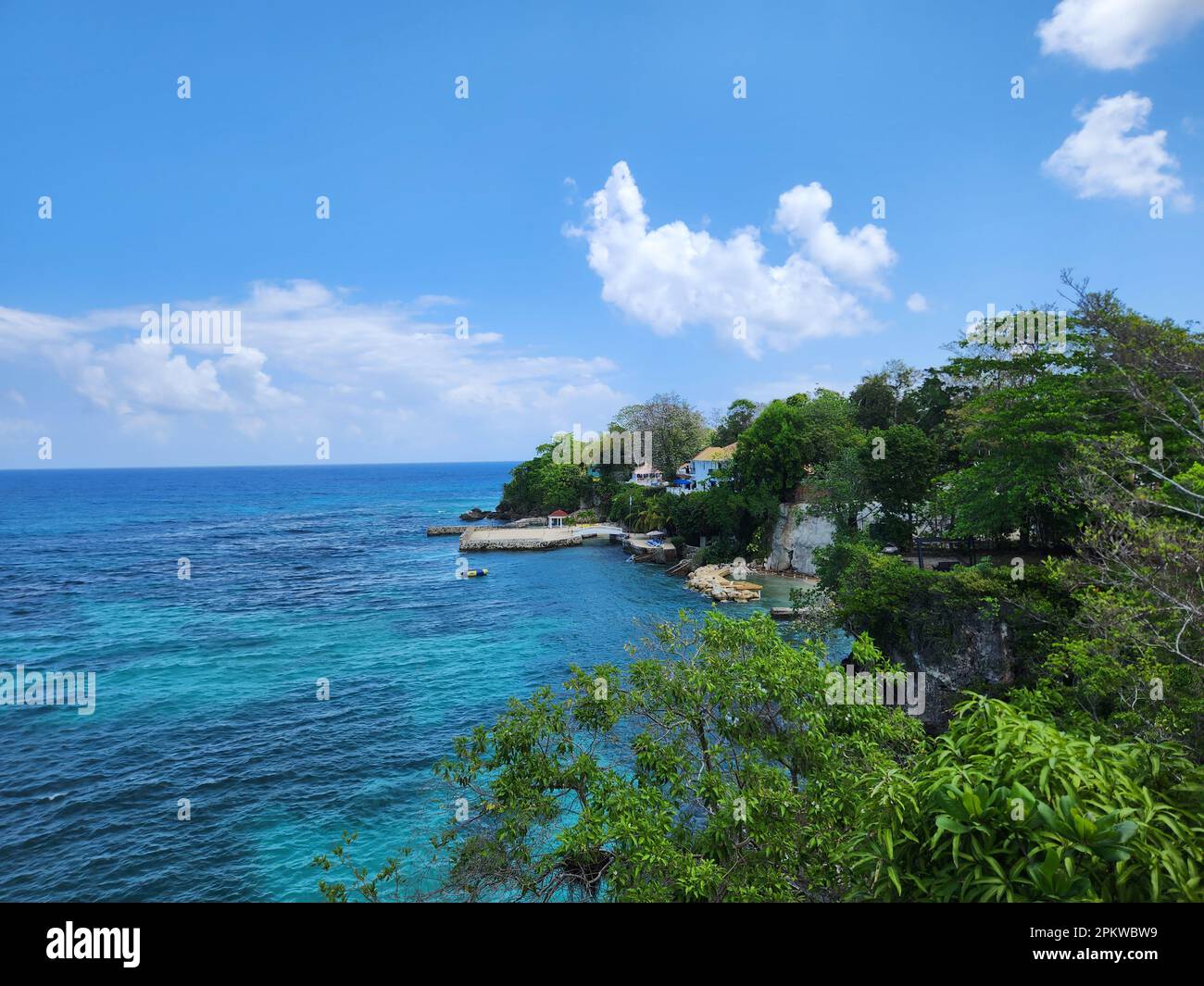 Oracabessa, Jamaika. 01. April 2023. Von einem benachbarten Grundstück des Goldeneye Resorts kann man einen Teil der Küste der nördlichen jamaikanischen Stadt sehen. In GoldenEye schrieb Ian Fleming die James-Bond-Romane. Kredit: Nick Kaiser/dpa/Alamy Live News Stockfoto