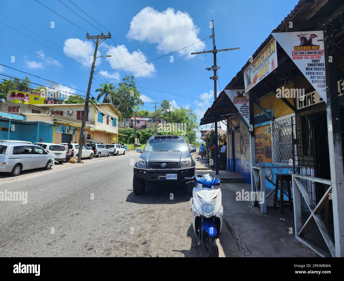 Oracabessa, Jamaika. 01. April 2023. Es gibt ein Hühnerrestaurant an der Hauptstraße. In Oracabessa schrieb Ian Fleming die James-Bond-Romane. (Dpa-Korr "Bond origin Goldeneye: The Jamaican roots of 007" zum 70. Jahrestag der Veröffentlichung des Romans "Casino Royale") Kredit: Nick Kaiser/dpa/Alamy Live News Stockfoto