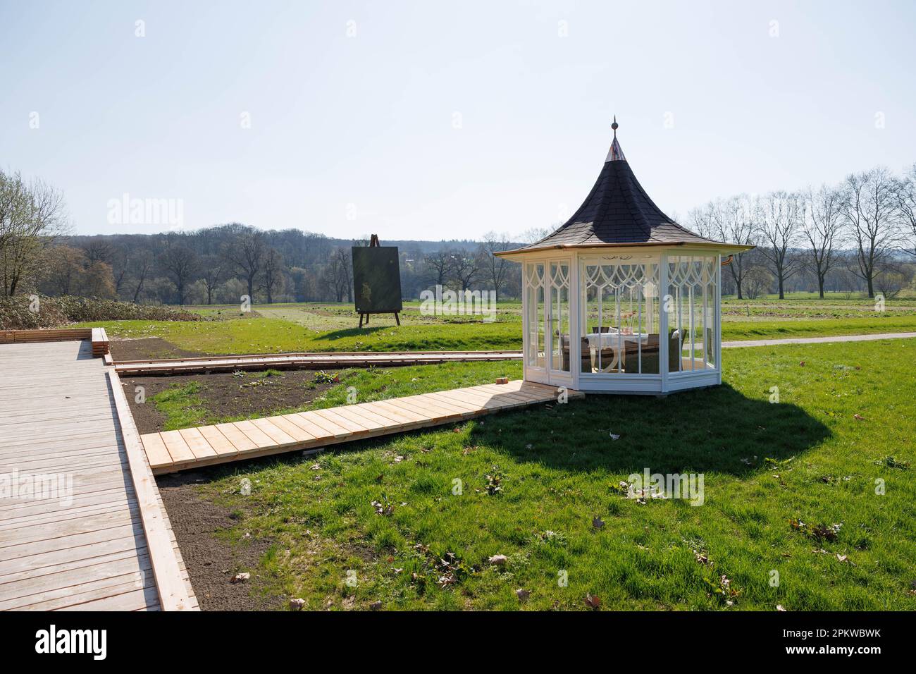 06. April 2023, Nordrhein-Westfalen, Höxter: Blick auf einen Pavillon auf  dem Gelände der State Garden
