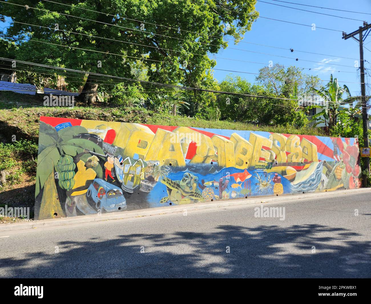 Oracabessa, Jamaika. 01. April 2023. Am Straßenrand steht ein gemaltes Stadtschild. In der Nähe befindet sich das Goldeneye Resort, wo Ian Fleming die James Bond Romane schrieb. (Dpa-Korr "Bond origin Goldeneye: The Jamaican roots of 007" zum 70. Jahrestag der Veröffentlichung des Romans "Casino Royale") Kredit: Nick Kaiser/dpa/Alamy Live News Stockfoto