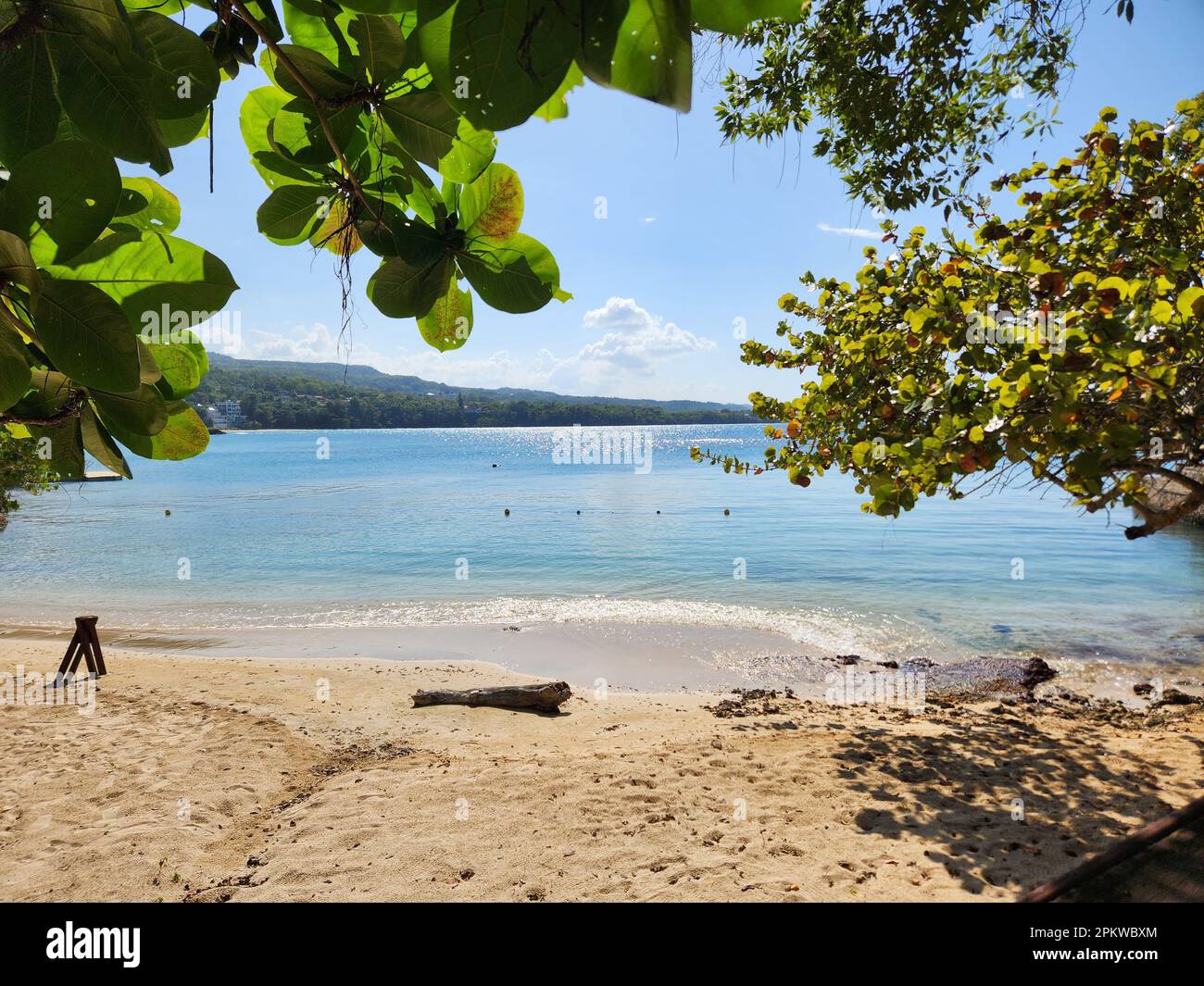 Oracabessa, Jamaika. 01. April 2023. Die Aussicht vom James Bond Beach. In der Nähe befindet sich das Goldeneye Resort, wo Ian Fleming die James Bond Romane schrieb. Der Strand ist vorübergehend geschlossen. (Dpa-Korr "Bond origin Goldeneye: The Jamaican roots of 007" zum 70. Jahrestag der Veröffentlichung des Romans "Casino Royale") Kredit: Nick Kaiser/dpa/Alamy Live News Stockfoto