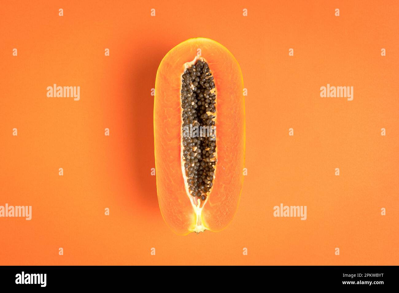 Reife Papaya-Früchte auf hellorangefarbenem Hintergrund. Speicherplatz kopieren. Stockfoto