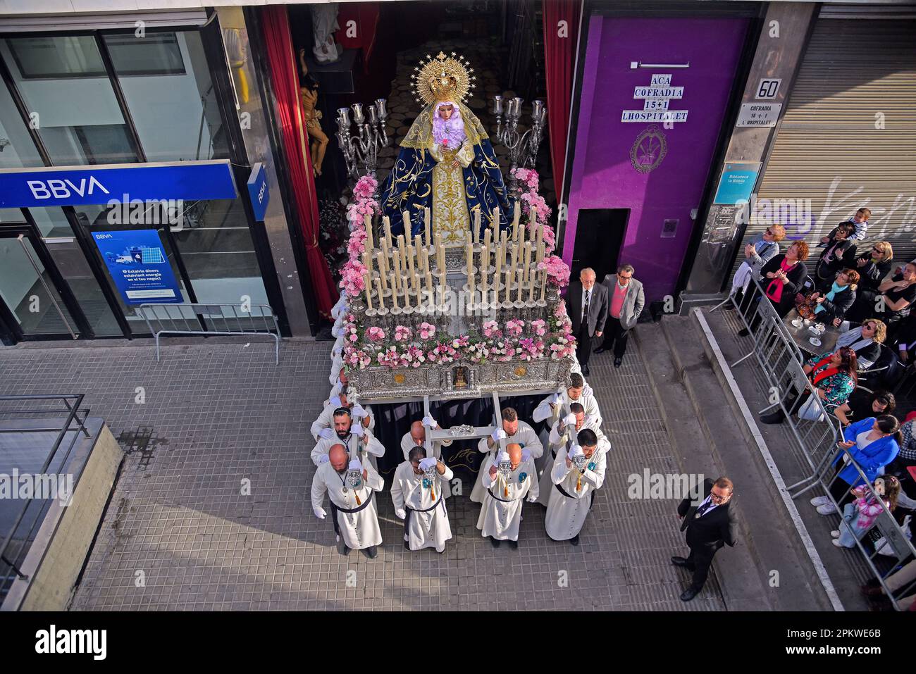 Hospitalet De Llobregat, Spanien. 09. April 2023. Bild der Virgen de Los Remedios während der Ostersonntagsprozession. Während des Ostersonntags fand die Parade mit der Statue von „Jesus Resucitado“ von der Bruderschaft 15 1 statt, begleitet von der Parade der Statue der „Virgen de los Remedios“, die die Osterwoche im Hospitalet de Llobregat (Barcelona) endete. Kredit: SOPA Images Limited/Alamy Live News Stockfoto