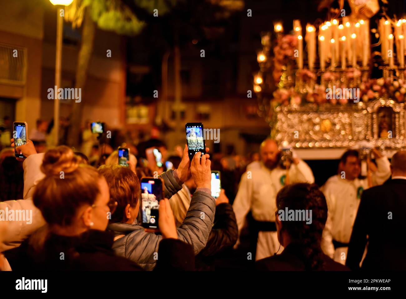 Hospitalet De Llobregat, Spanien. 09. April 2023. Eine Gruppe von Menschen verwendet ihre Smartphones, um während der Ostersonntags Prozession im Hospitalet Fotos zu machen. Während des Ostersonntags fand die Parade mit der Statue von „Jesus Resucitado“ von der Bruderschaft 15 1 statt, begleitet von der Parade der Statue der „Virgen de los Remedios“, die die Osterwoche im Hospitalet de Llobregat (Barcelona) endete. (Foto: Ramon Costa/SOPA Images/Sipa USA) Guthaben: SIPA USA/Alamy Live News Stockfoto
