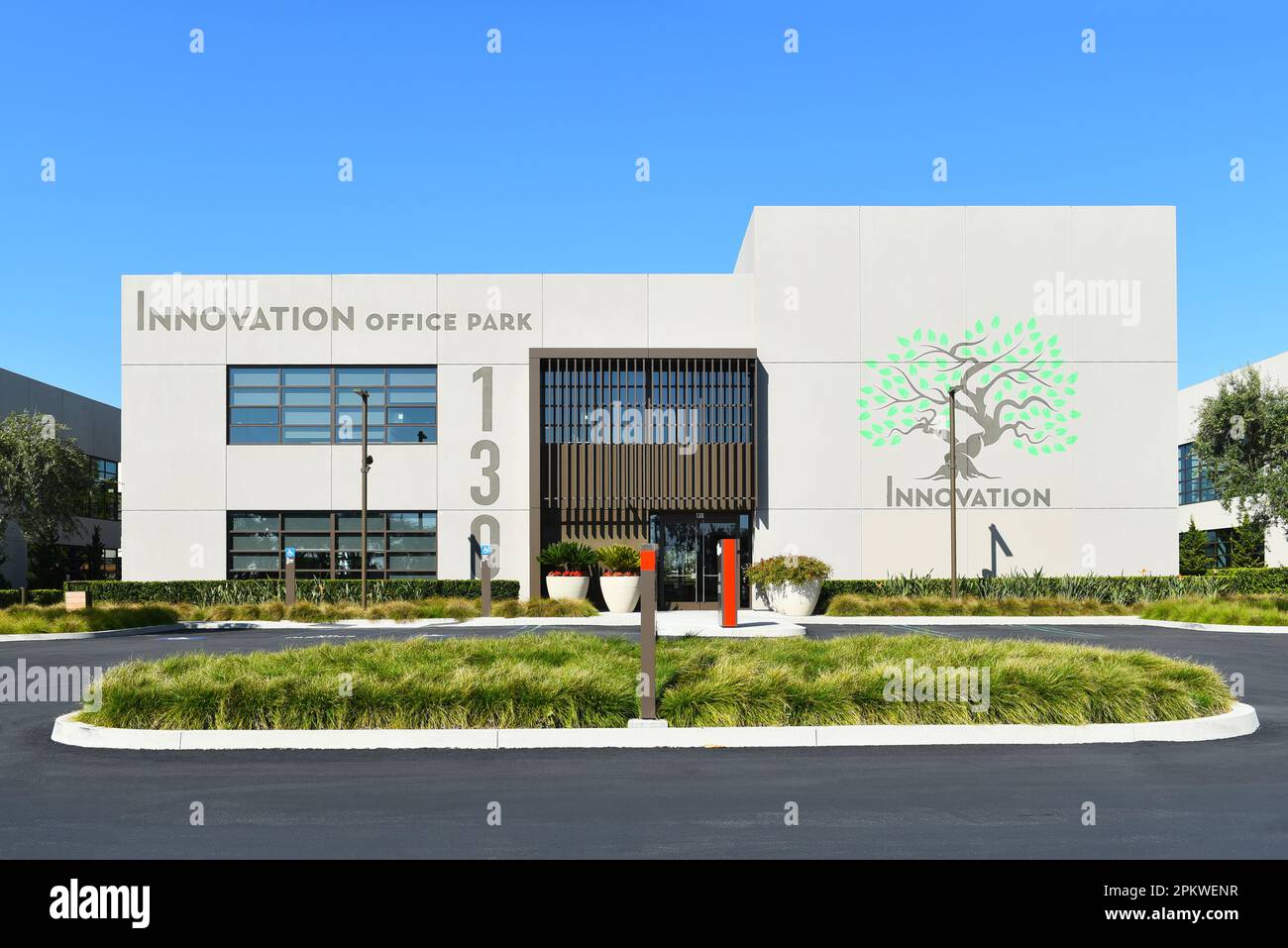 IRVINE, KALIFORNIEN - 9. April 2023: Leasing Office im Innovation Office Park, Einem modernen Dorf mit kreativen Büros und gesundem Arbeitsplatzdesign Stockfoto