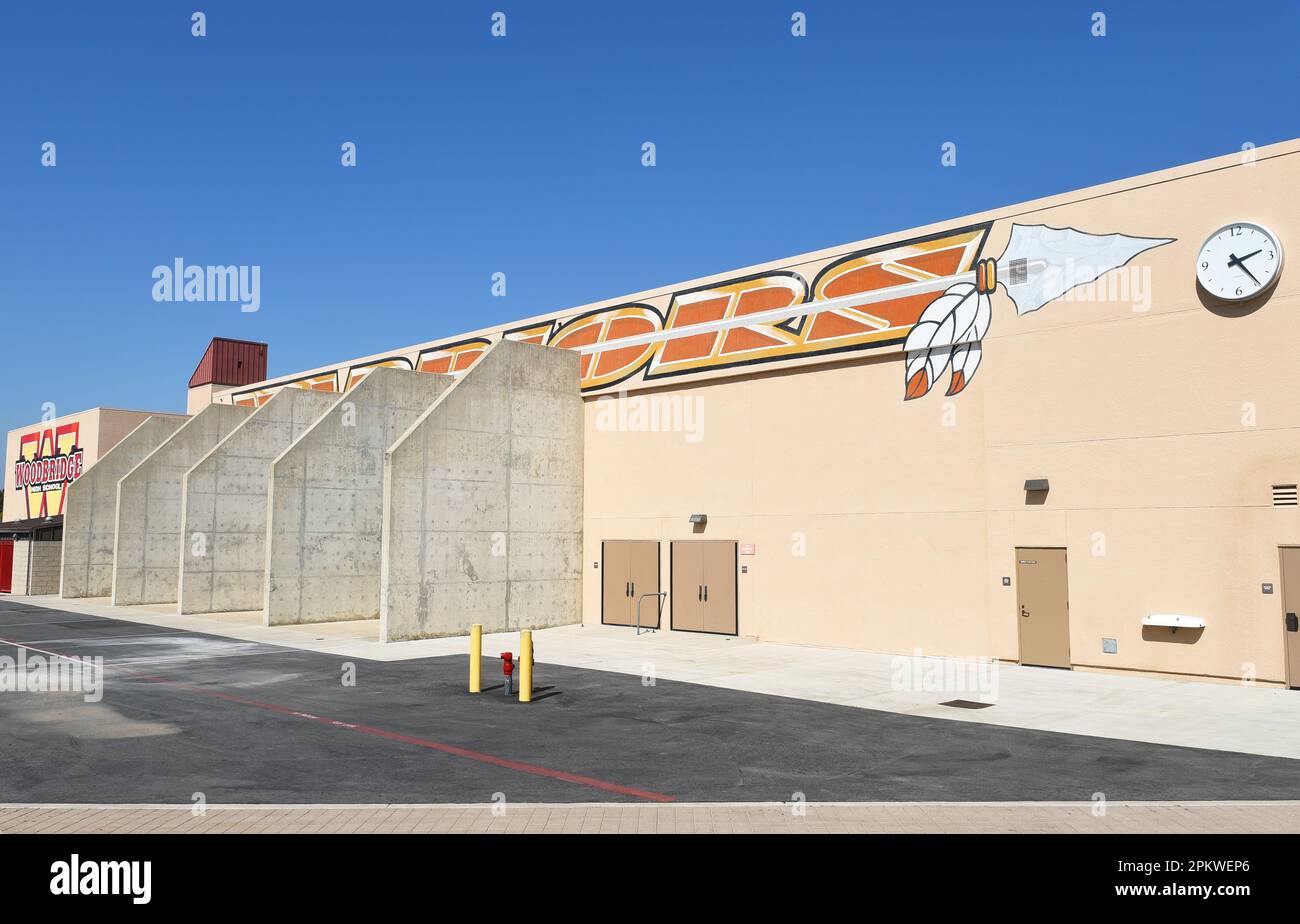 IRVINE, KALIFORNIEN - 9. April 2023: Handballplätze mit dem Warriors-Logo über den Plätzen auf dem Campus der Woodbridge High School Stockfoto
