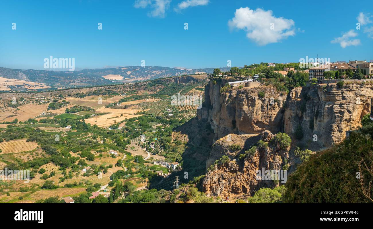 Panoramablick auf die malerische Umgebung von Ronda. Andalusien, Spanien Stockfoto