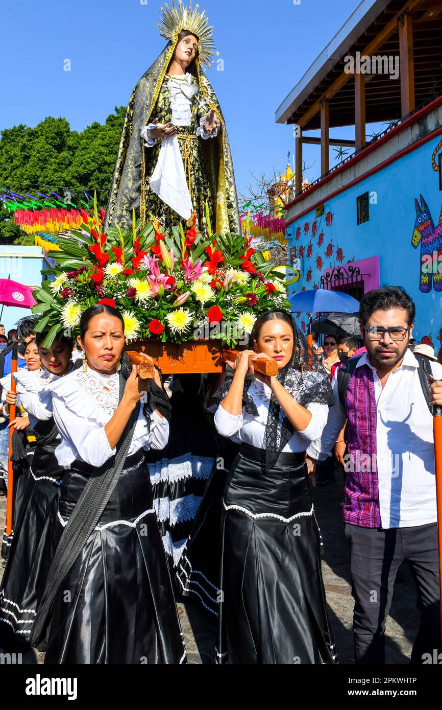 Mexikanische Anhänger tragen die religiöse Palanquin während der Karfreitagsprozession, in der Heiligen Woche, Oaxaca de Juárez, Mexiko Stockfoto