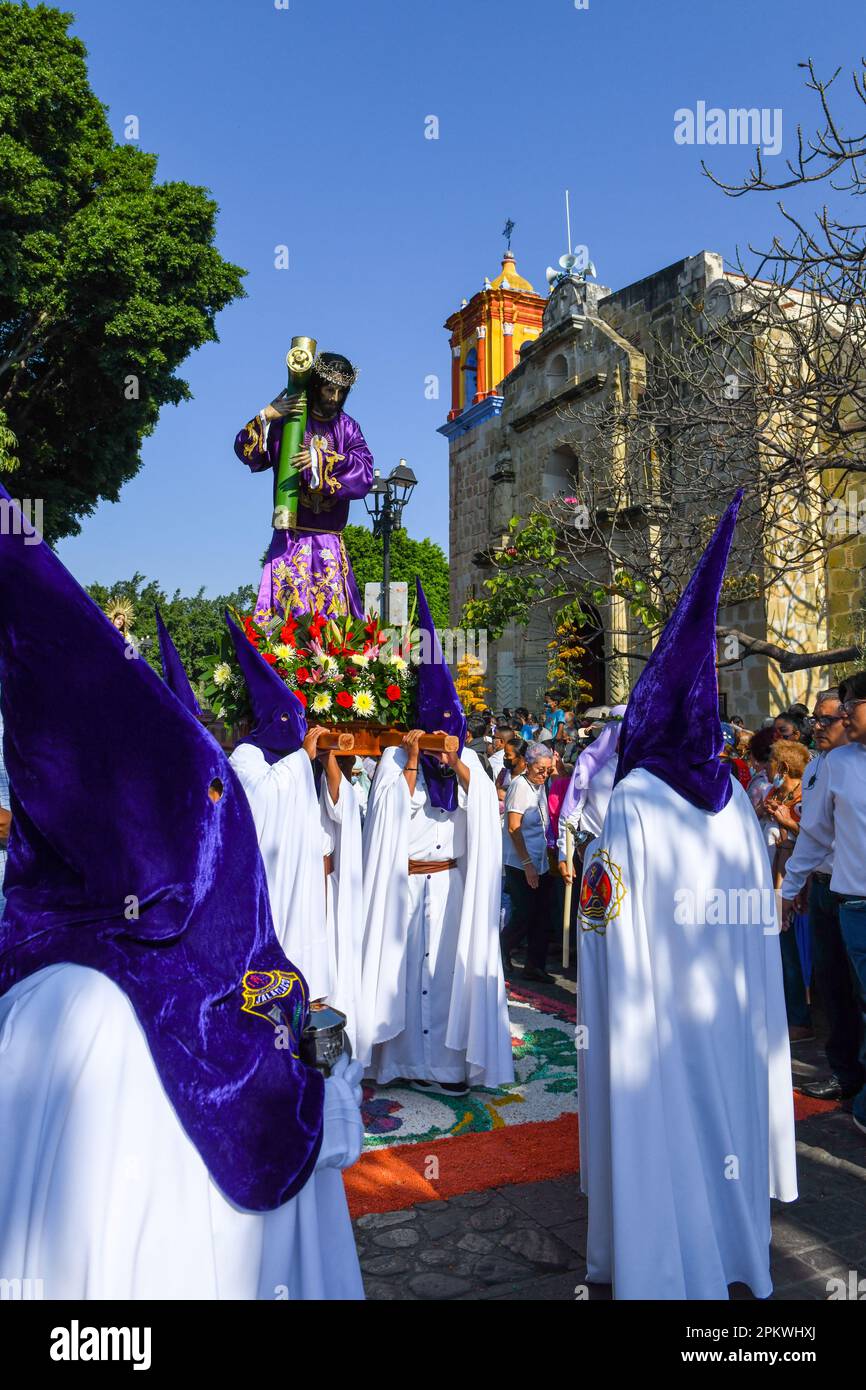 Mexikanische Anhänger tragen die religiöse Palanquin während der Karfreitagsprozession, in der Heiligen Woche, Oaxaca de Juárez, Mexiko Stockfoto