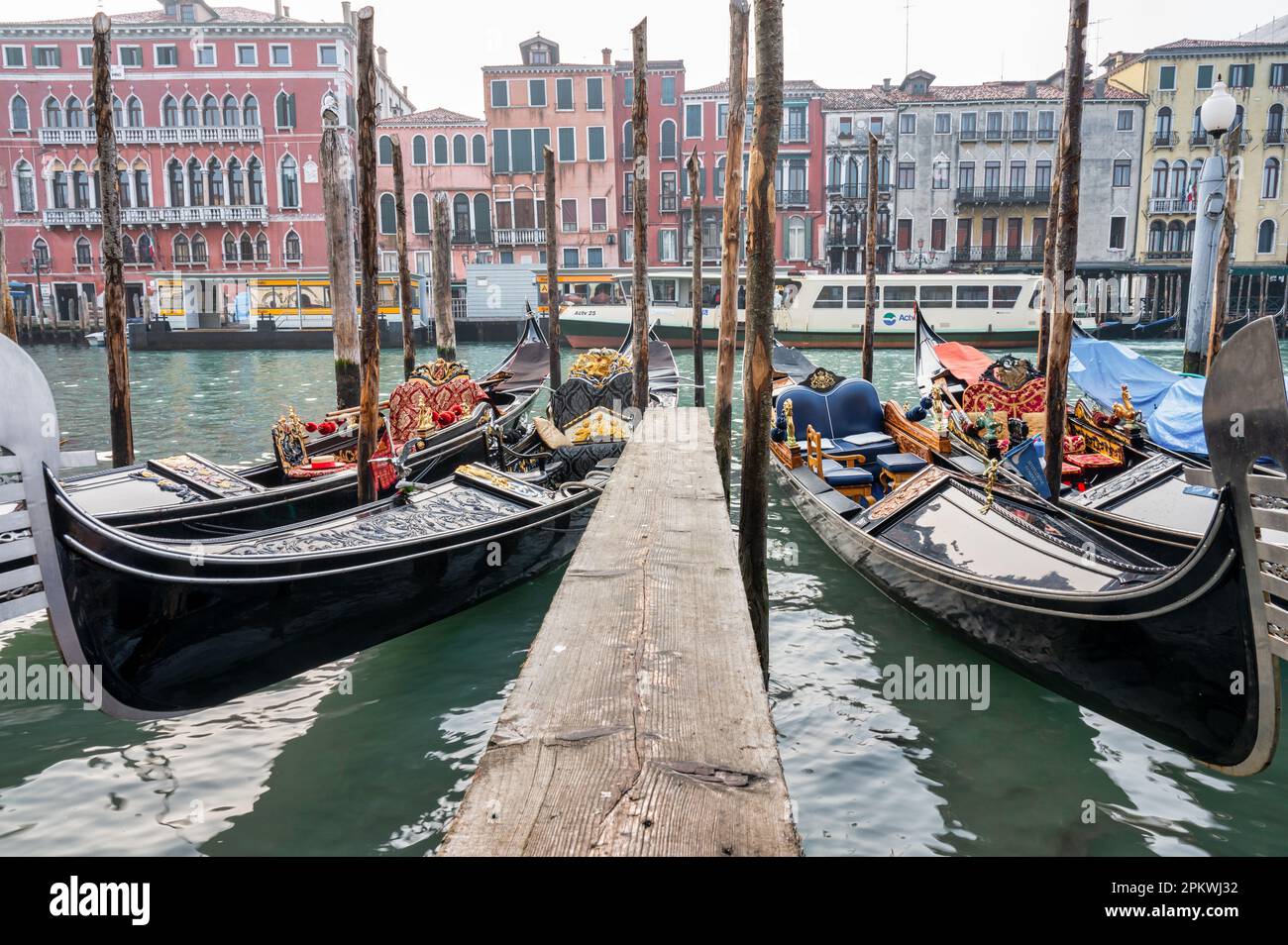 Venedig, Italien - 23. Februar 2023: Kondoles und venezianische Paläste am Ufer des Canale Grande in Venedig Stockfoto