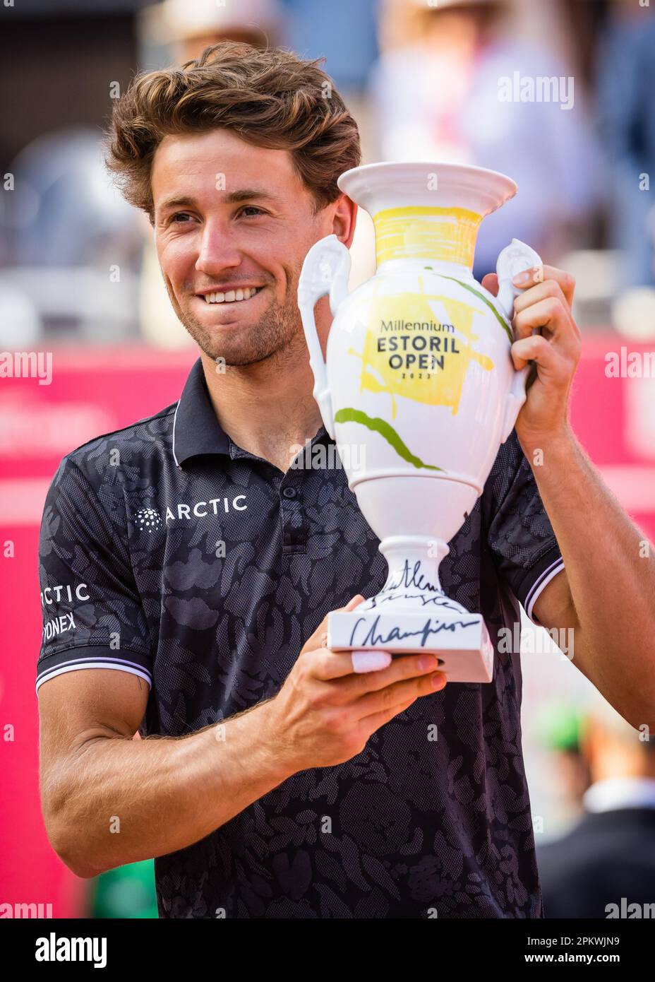 Estoril, Portugal. 09. April 2023. Casper Ruud aus Norwegen hält den ersten Platz bei den Millennium Estoril Open 2023 - ATP 250 Tennis Turnier. (Endstand; Casper Ruud 2:0 Miomir Kecmanovic) Kredit: SOPA Images Limited/Alamy Live News Stockfoto