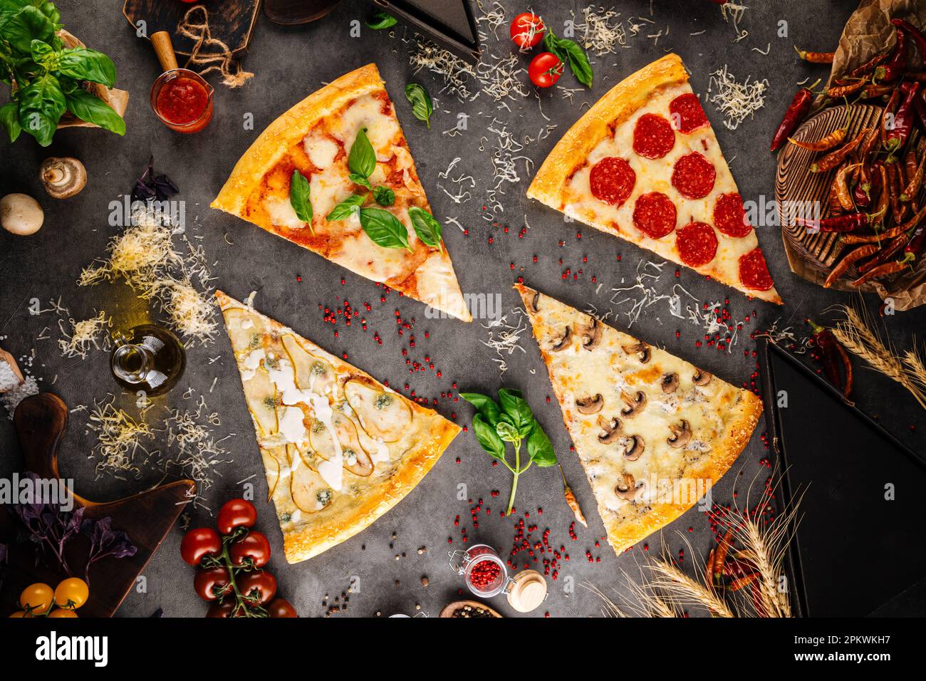 Verschiedene Pizzascheiben mit verschiedenen Belägen Stockfoto