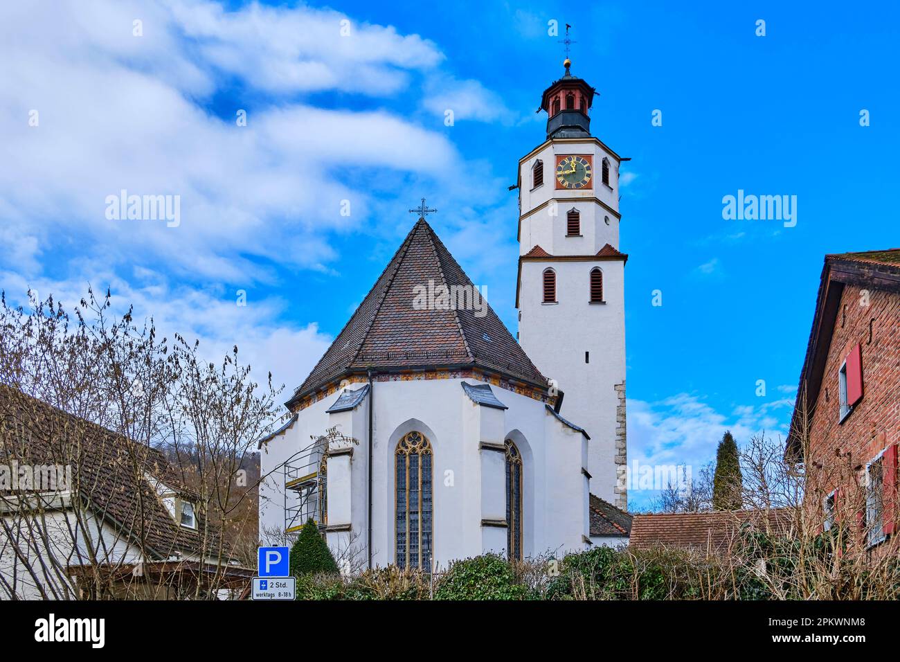 Die protestantische Kirche Peter und Paul in der Altstadt von Blaubeuren bei Ulm, Baden-Württemberg, Deutschland, Europa. Stockfoto