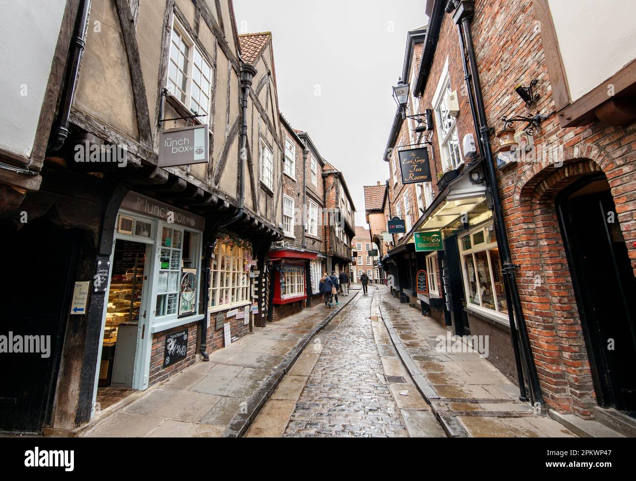 Aktenfoto vom 18.3/2020, The Shambles in York. York ist eine von sieben Stätten, die die Unterstützung der Regierung erhalten haben, um den UNESCO-Weltkulturerbe zu erlangen, hat das Ministerium für Kultur, Medien und Sport (DCMS) angekündigt. Das zum UNESCO-Weltkulturerbe gehörende Stättensystem bietet den Stätten des Kultur- und Naturerbes die Möglichkeit, internationale Anerkennung zu erlangen und sich auf einer globalen Bühne bekannt zu machen. Ausgabedatum: Montag, 10. April 2023. Stockfoto