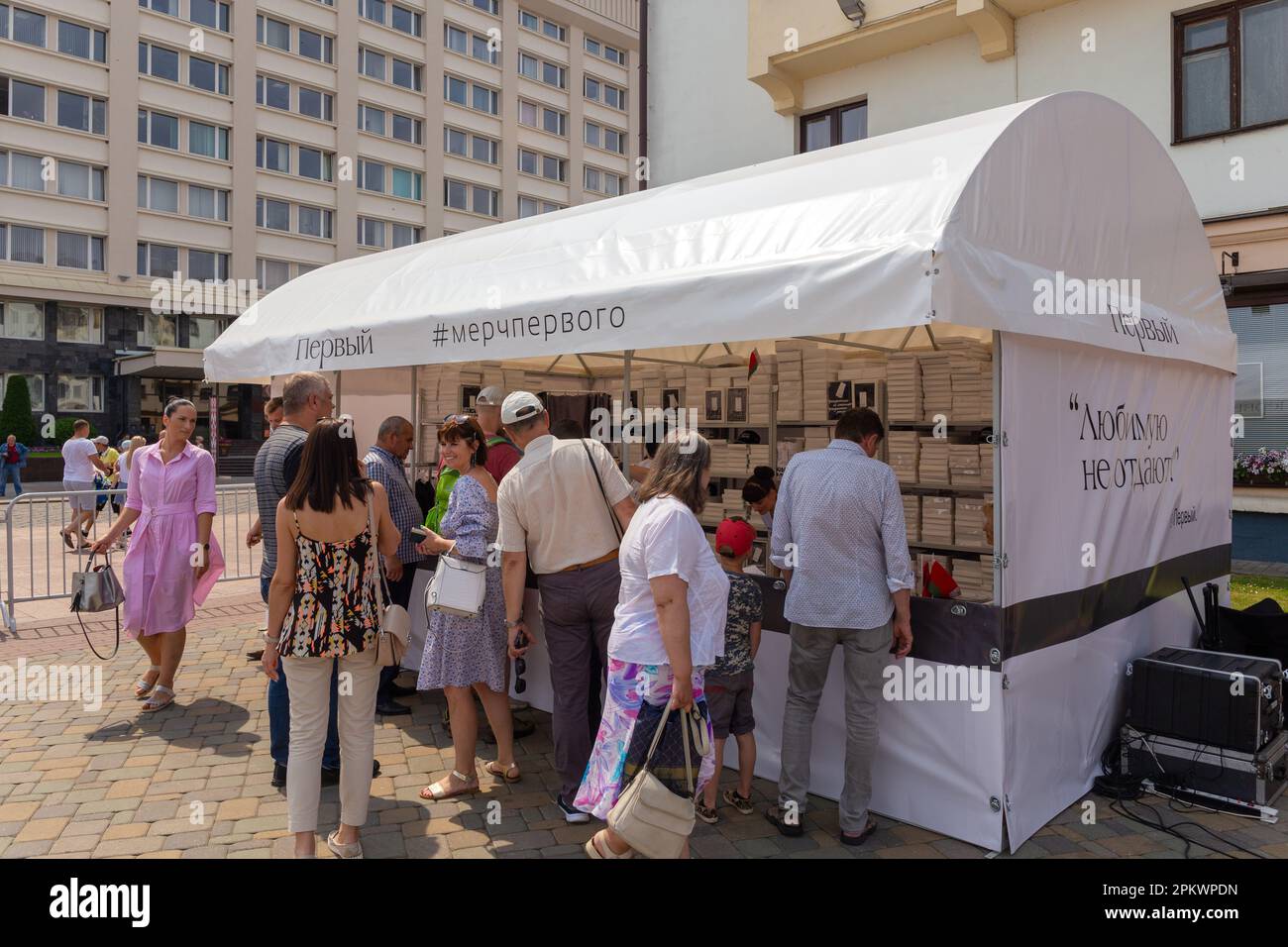 Grodno, Belarus - 30. Juni 2022: Regale mit verpackten Kleidungsstücken, auf denen Zitate des Präsidenten lukaschenko gedruckt sind. Souvenirkleidung und Hüte sind so Stockfoto