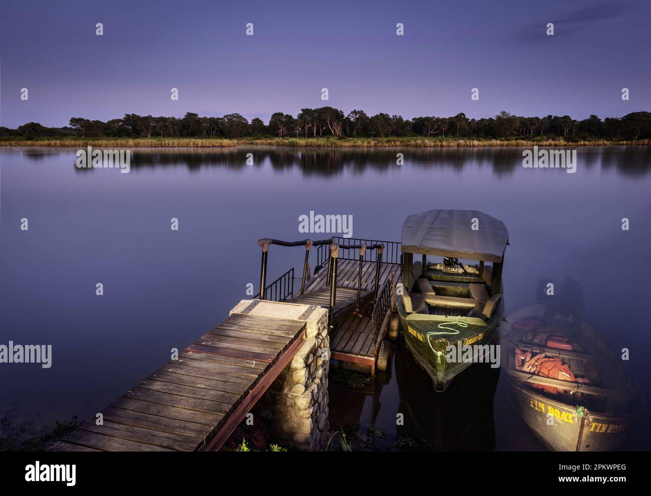 Die Mvuu Wilderness Lodge im Liwonde-Nationalpark im Süden Malawis bringt das erste Licht des Tages über den Fluss Shire. Stockfoto