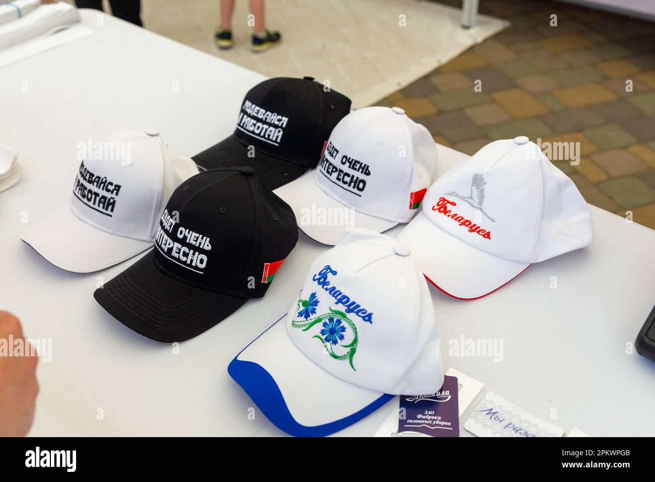 Grodno, Belarus - 30. Juni 2022: Hüte mit Zitaten des Präsidenten lukaschenko. Souvenirhüte werden auf der Ausstellung zu t verkauft Stockfoto