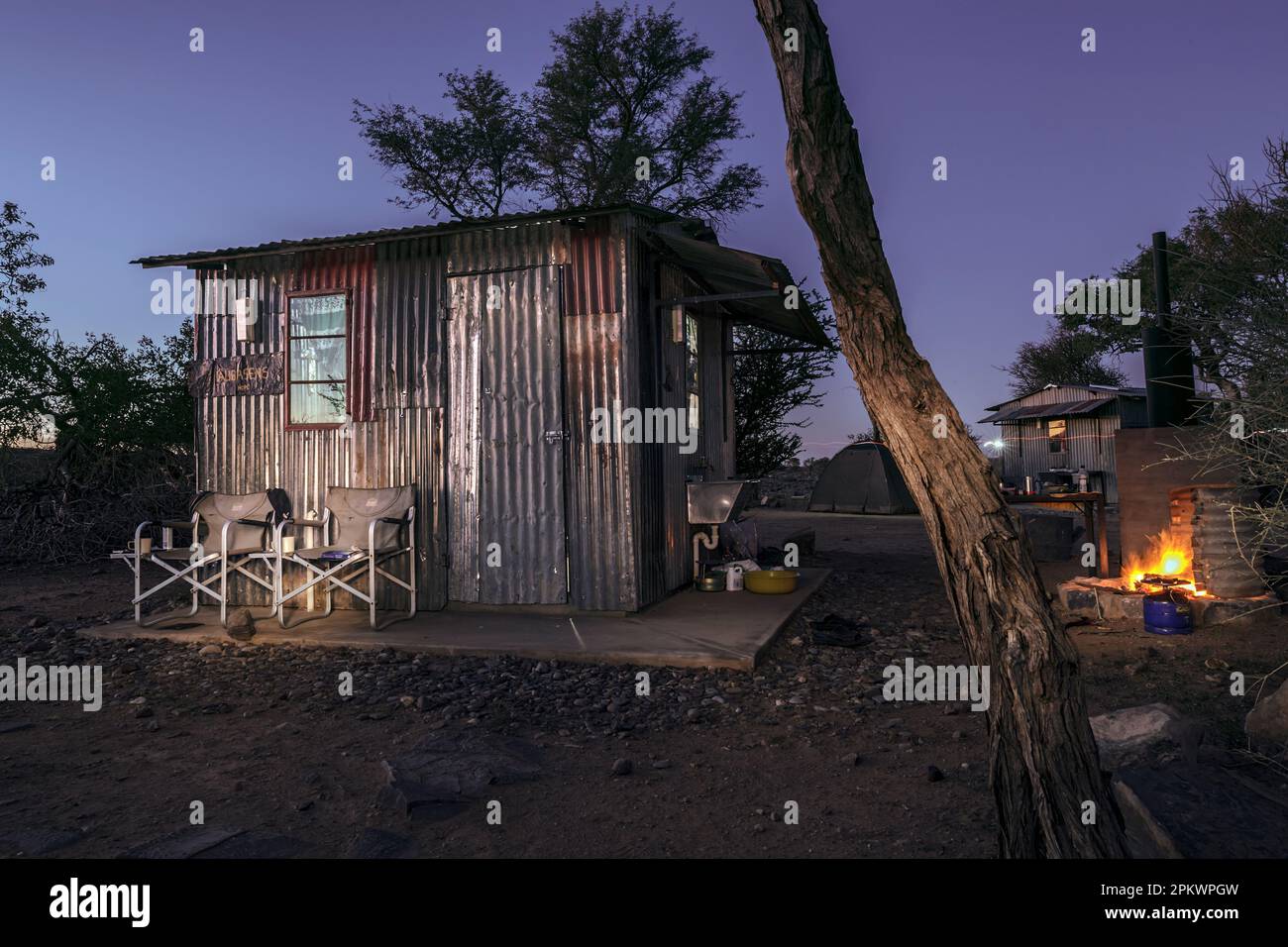 Welleisenhütte mit Toilette und Dusche auf dem Altekalkofen Campingplatz bei Goageb in Südnamibia. Stockfoto