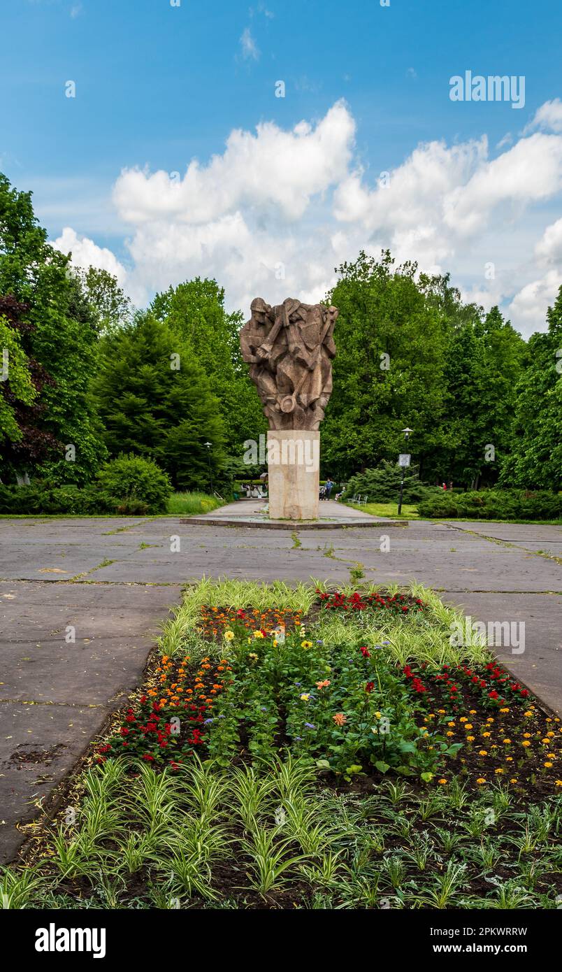 Traurige Dr. Milady Horakovew ith Blumen, Bäume und Skulpturen in der Stadt Ostrava in der tschechischen republik Stockfoto