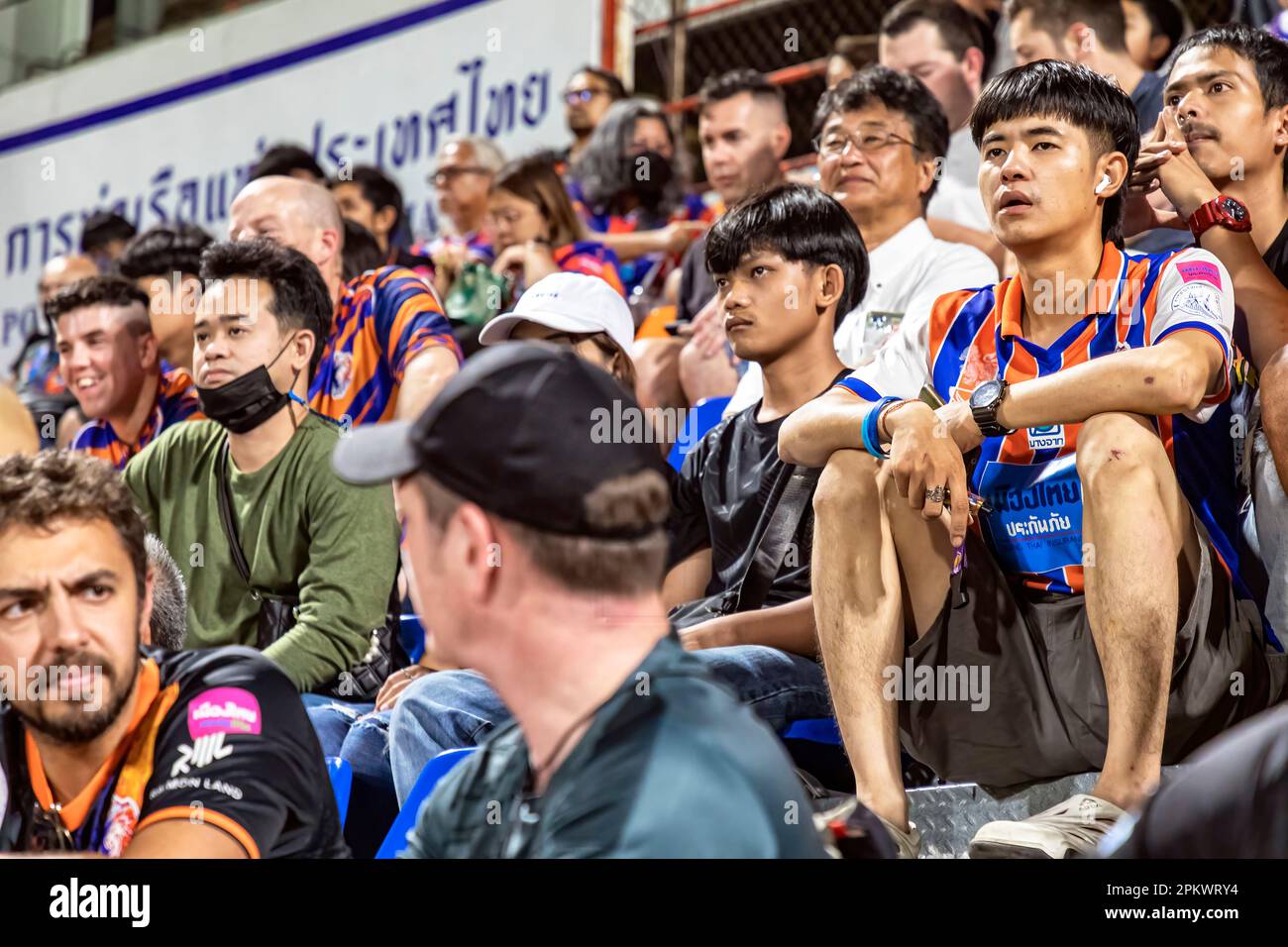 Fans und Zuschauer von Port F.C. beim Spiel der thailändischen Fußballliga im PAT-Stadion, Khlong Toey, Bangkok, Thailand Stockfoto