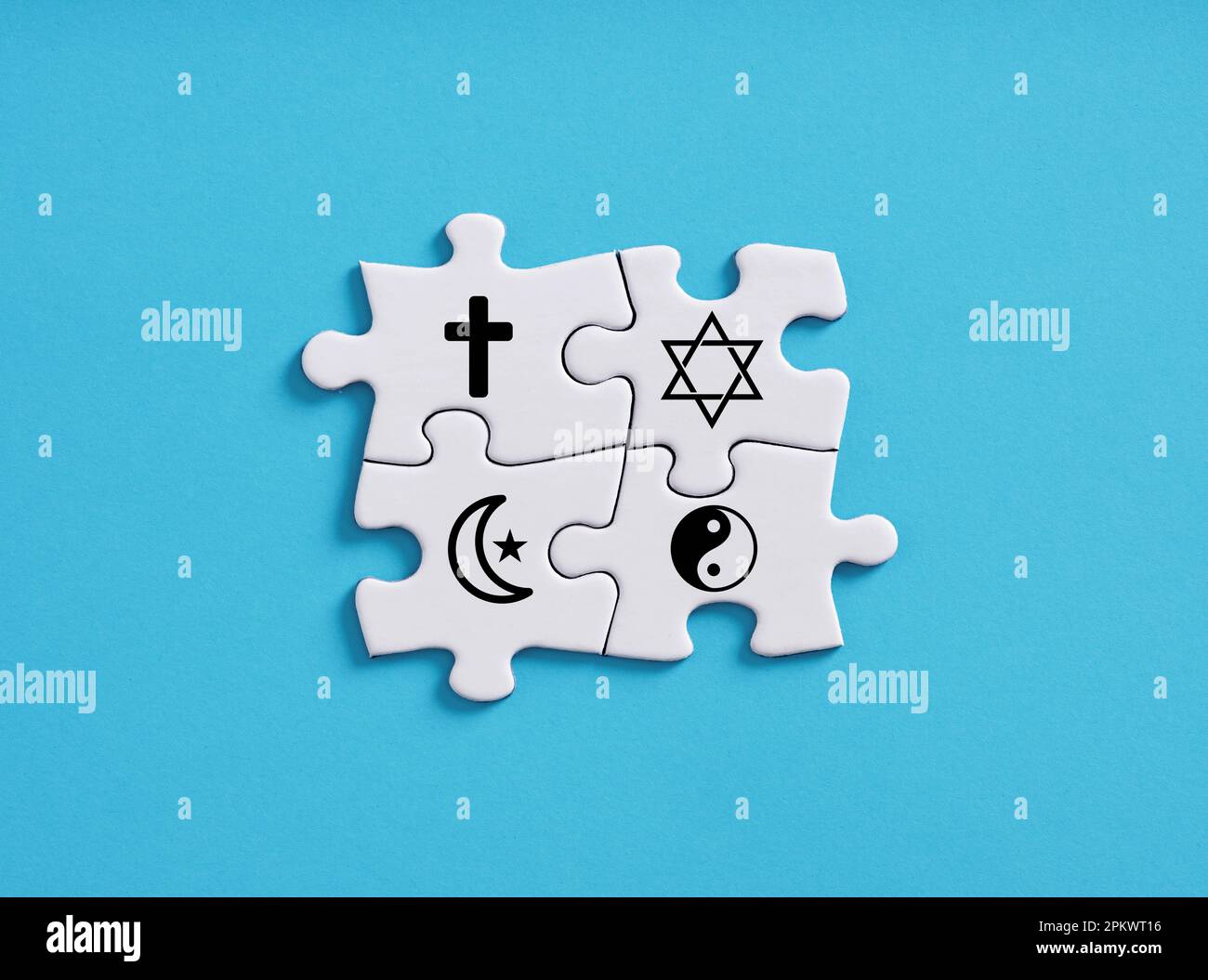 Einheit der Religionen. Glaube und religiöse Verbindung. Islam, Judentum, Christentum und Buddhismus ying Yang Symbole auf verbundenen Puzzleteilen. Stockfoto