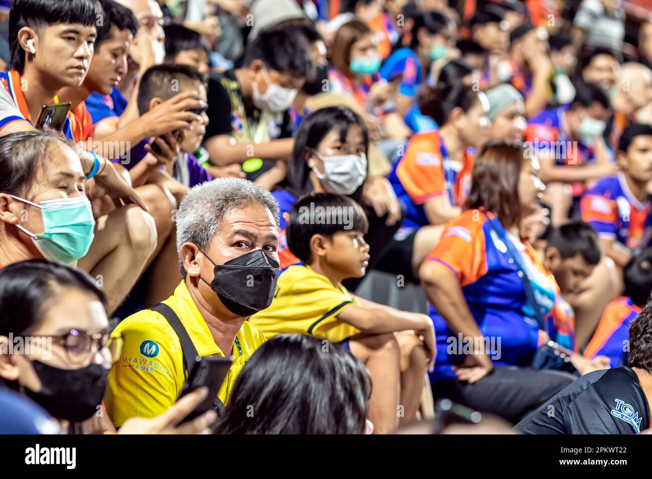 Fans und Zuschauer von Port F.C. beim Spiel der thailändischen Fußballliga im PAT-Stadion, Khlong Toey, Bangkok, Thailand Stockfoto