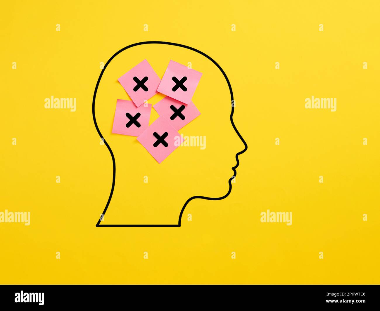 Negative Gedanken oder Negativität. Ablehnung und Ablehnung. Haftnotizen in einem menschlichen Kopf mit X-Zeichen. Stockfoto