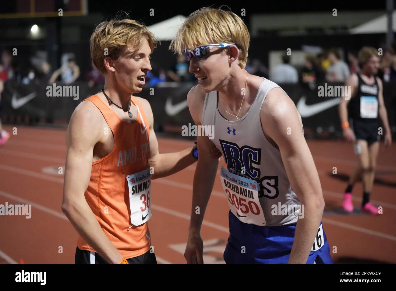 Simon Birnbaum von Stevens (rechts) und Daniel Simmons von American Fork Embrace, nachdem sie in einem Bundesverbund-Rekord von 8:34,10 und 8:34,14 beim Arcadia Invitational High School Meet am Samstag, den 8. April 2023, in Arcadia den ersten und zweiten Platz in den 3.200 m erreicht hatten. Kalif. Stockfoto