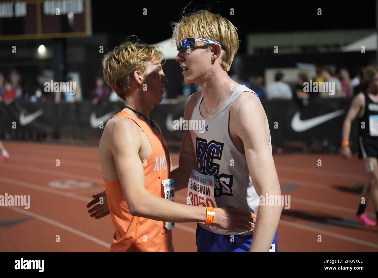 Simon Birnbaum von Stevens (rechts) und Daniel Simmons von American Fork Embrabrace, nachdem er in einer nationalen Föderation den ersten und zweiten Platz in der 3.200 m erreicht hatte Stockfoto