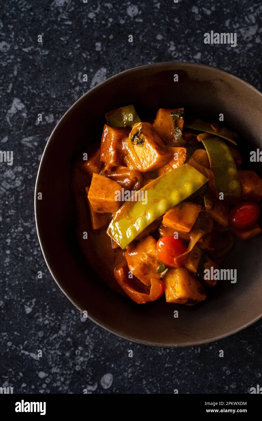 Süßkartoffeln, Tomaten und Erbsen-Curry Stockfoto