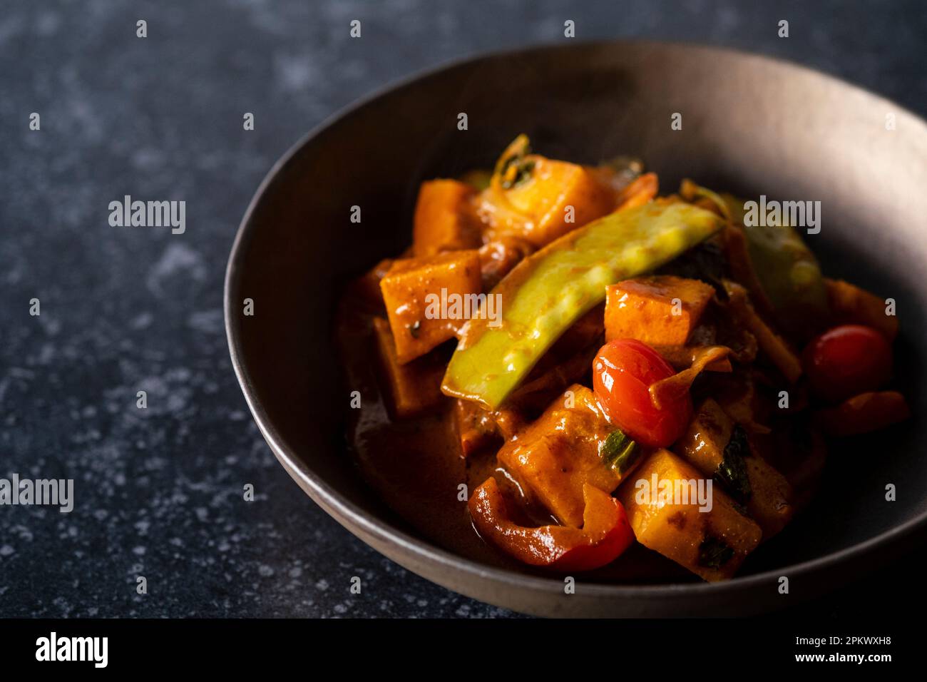 Süßkartoffeln, Tomaten und Erbsen-Curry Stockfoto