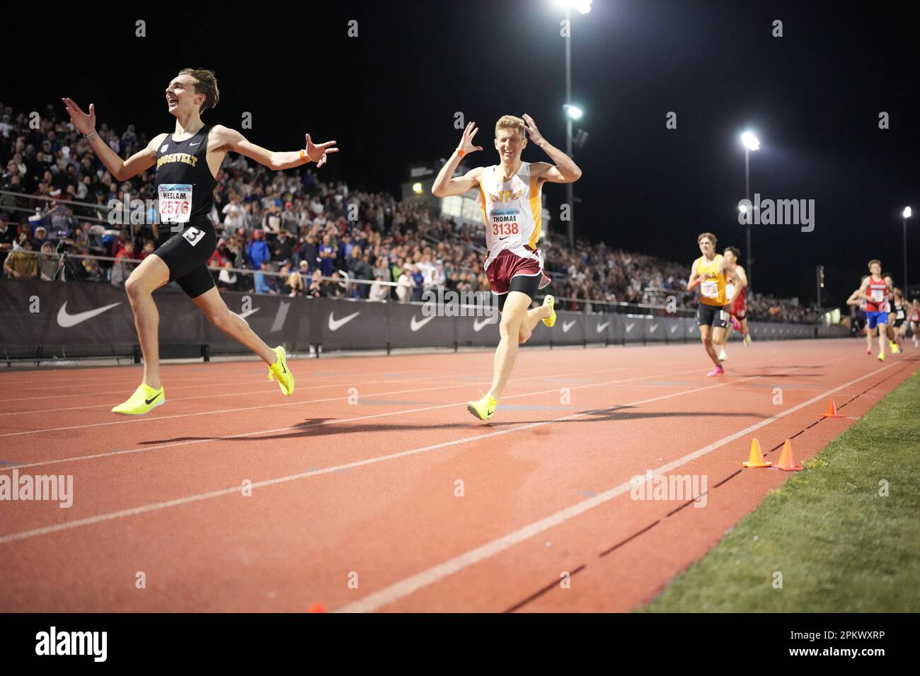 Will Heslam (2576) von Roosevelt besiegt Ryan Thomas (3138) von Torrey Pines und gewinnt die Meile in 4:12,20 bis 4:12,24, während der Arcadia Invitational High s Stockfoto