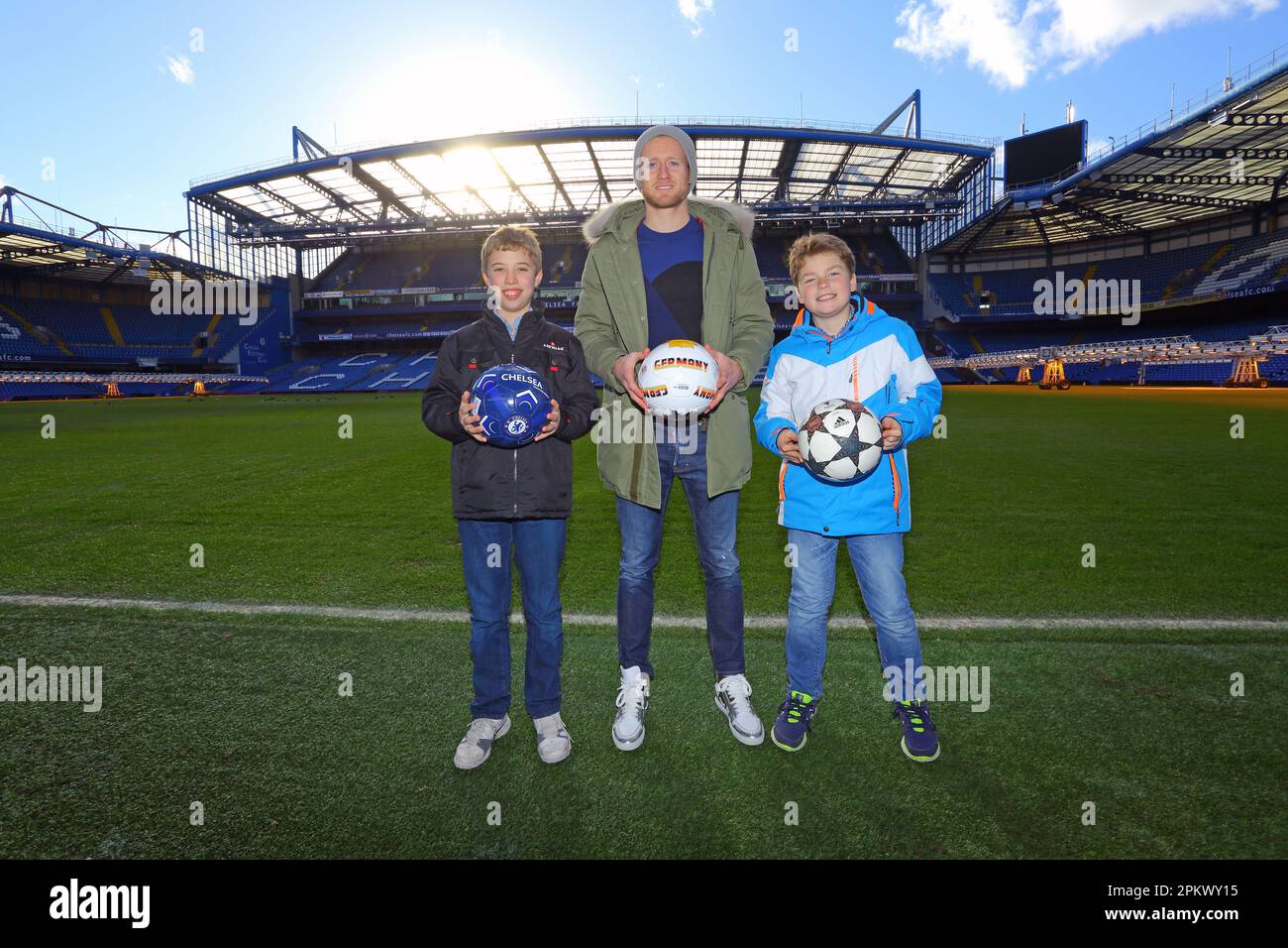 Großbritannien / London / Stamford Bridge / Premier League Club Chelsea / Andre Schuerrle mit Kindern im Stadion , 13. Februar 2014. Stockfoto