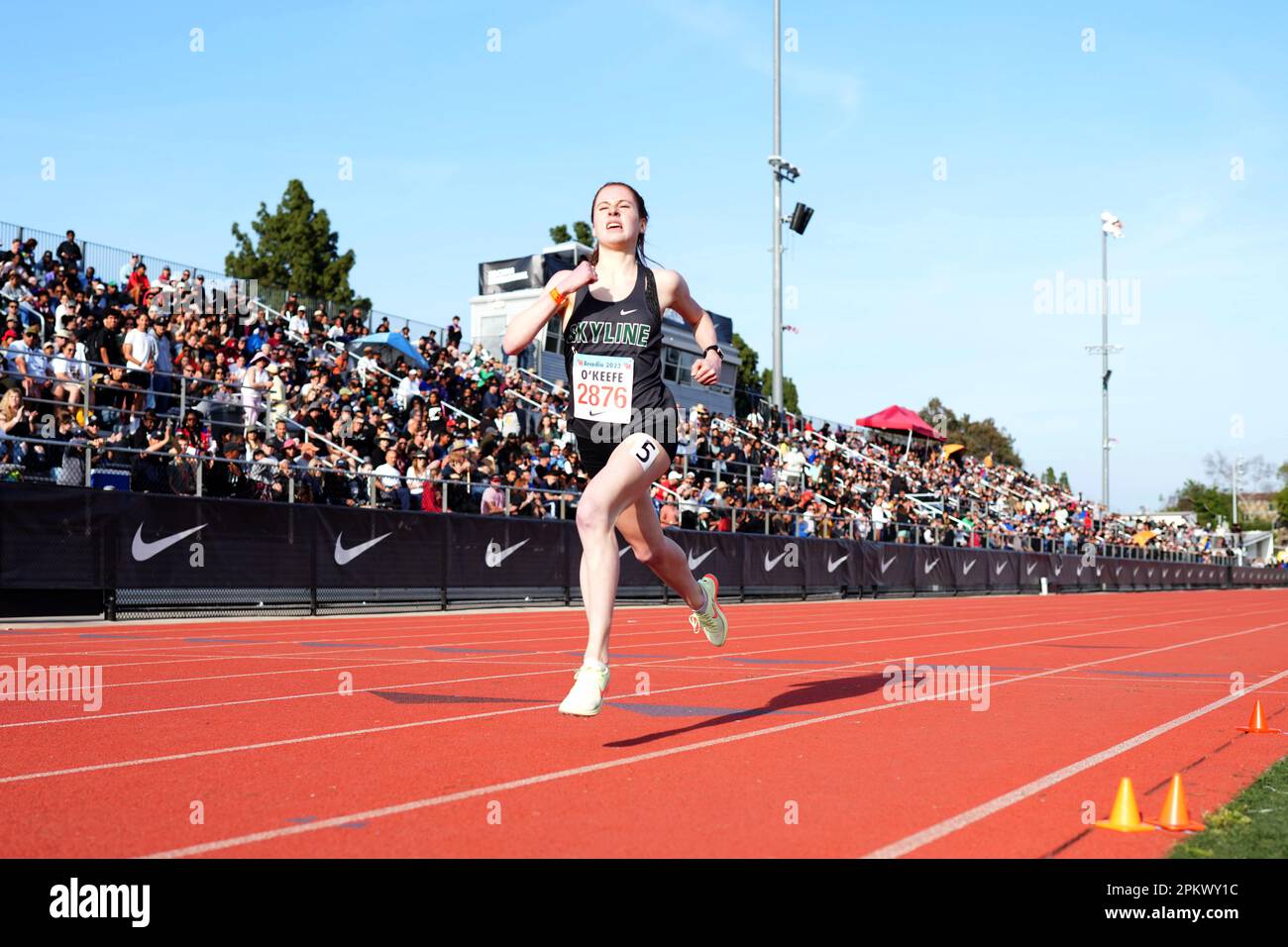 Rebecca O’Keefe von Skyline gewinnt die Girls Seed Mile in 4:48,24, während des Arcadia Invitational High School Meet am Samstag, den 8. April 2023, in A Stockfoto