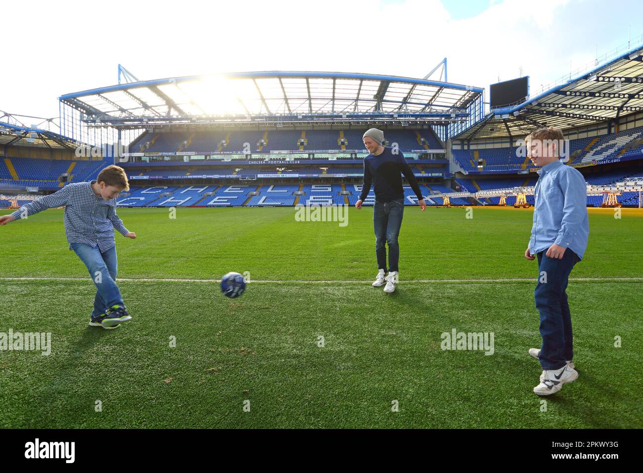 Großbritannien / London / Stamford Bridge / Premier League Club Chelsea / Andre Schuerrle mit Kindern, die im Stadion spielen, 13. Februar 2014. Stockfoto