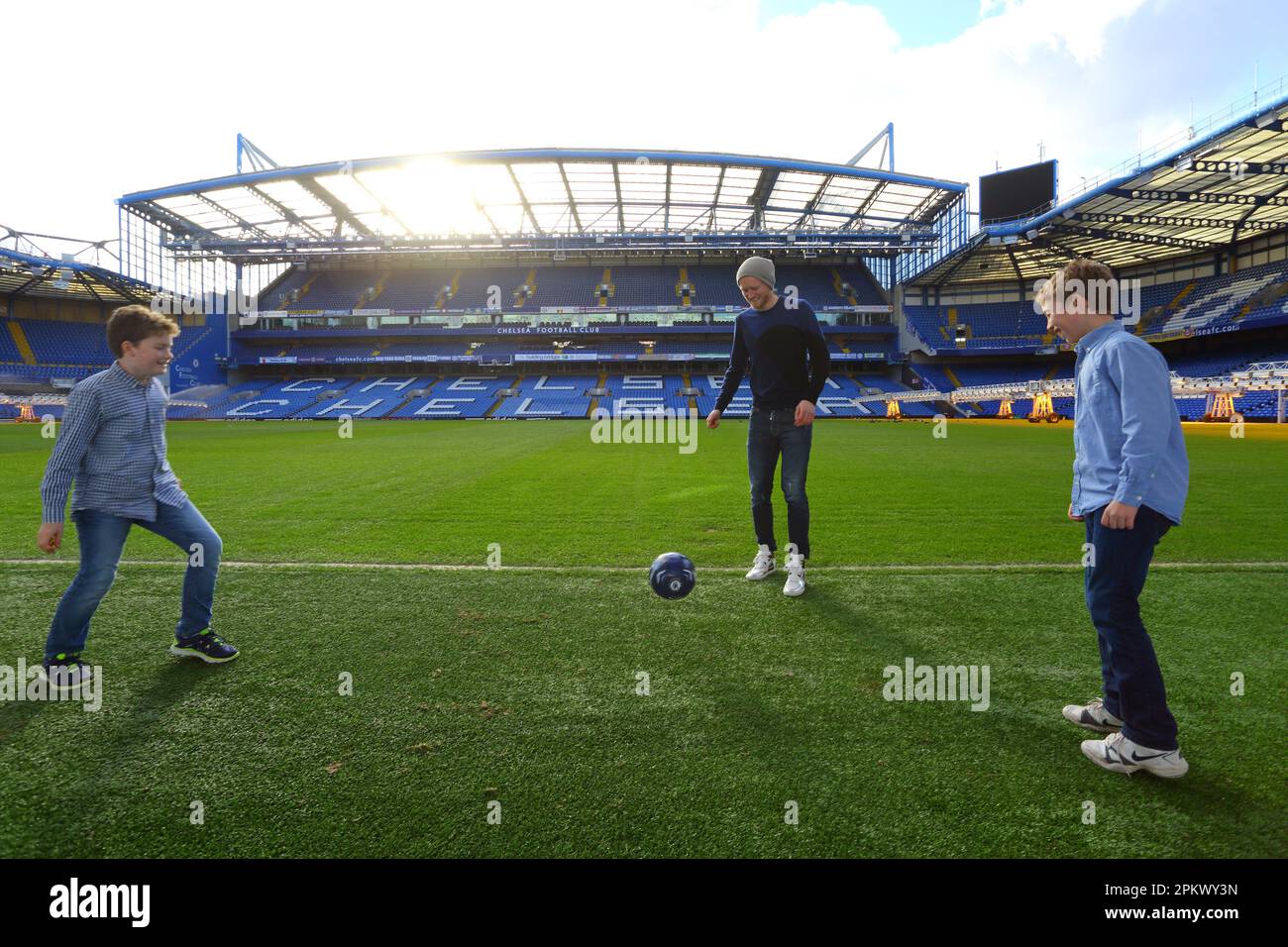 Großbritannien / London / Stamford Bridge / Premier League Club Chelsea / Andre Schuerle mit Kindern, die im Stadion spielen, 13. Februar 2014. Stockfoto