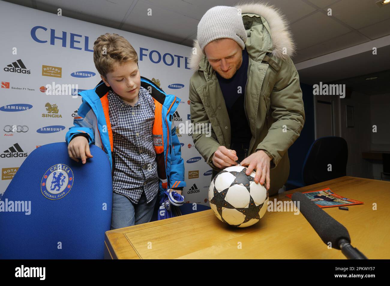 Großbritannien / London / Stamford Bridge / Premier League Club Chelsea / Andre Schuerrle Signing Football für Kinder am 13.Februar 2014. Stockfoto