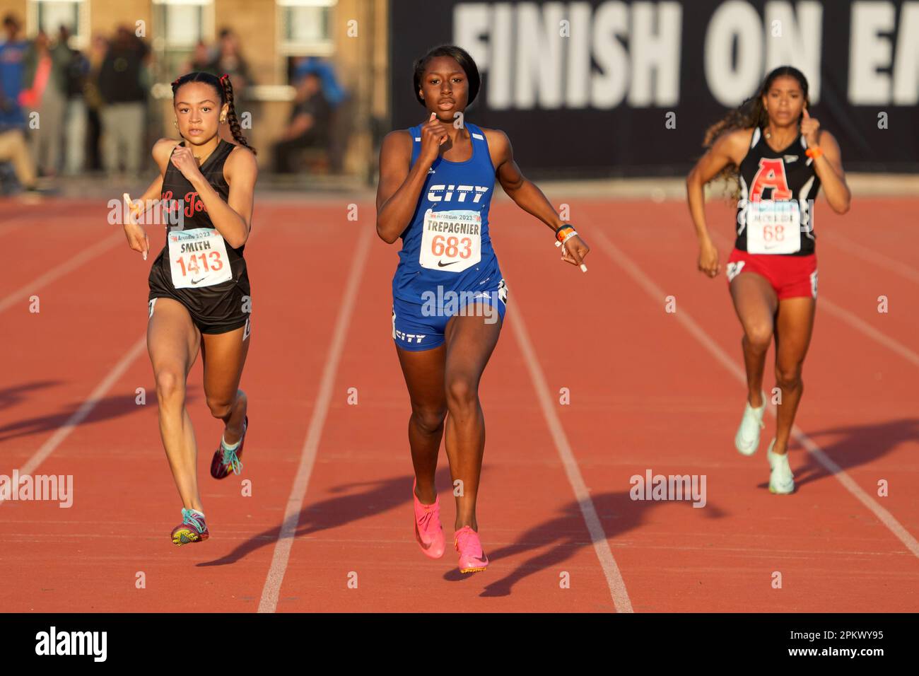Joelle Trepagnier (683) aus Culver City besiegt Payton Smith (1413) aus La Jolla und gewinnt die Mädchen 53,56 über 400 m beim Arcadia Invitational High School Meet am Samstag, den 8. April 2023 in Arcadia. Kalif. Stockfoto