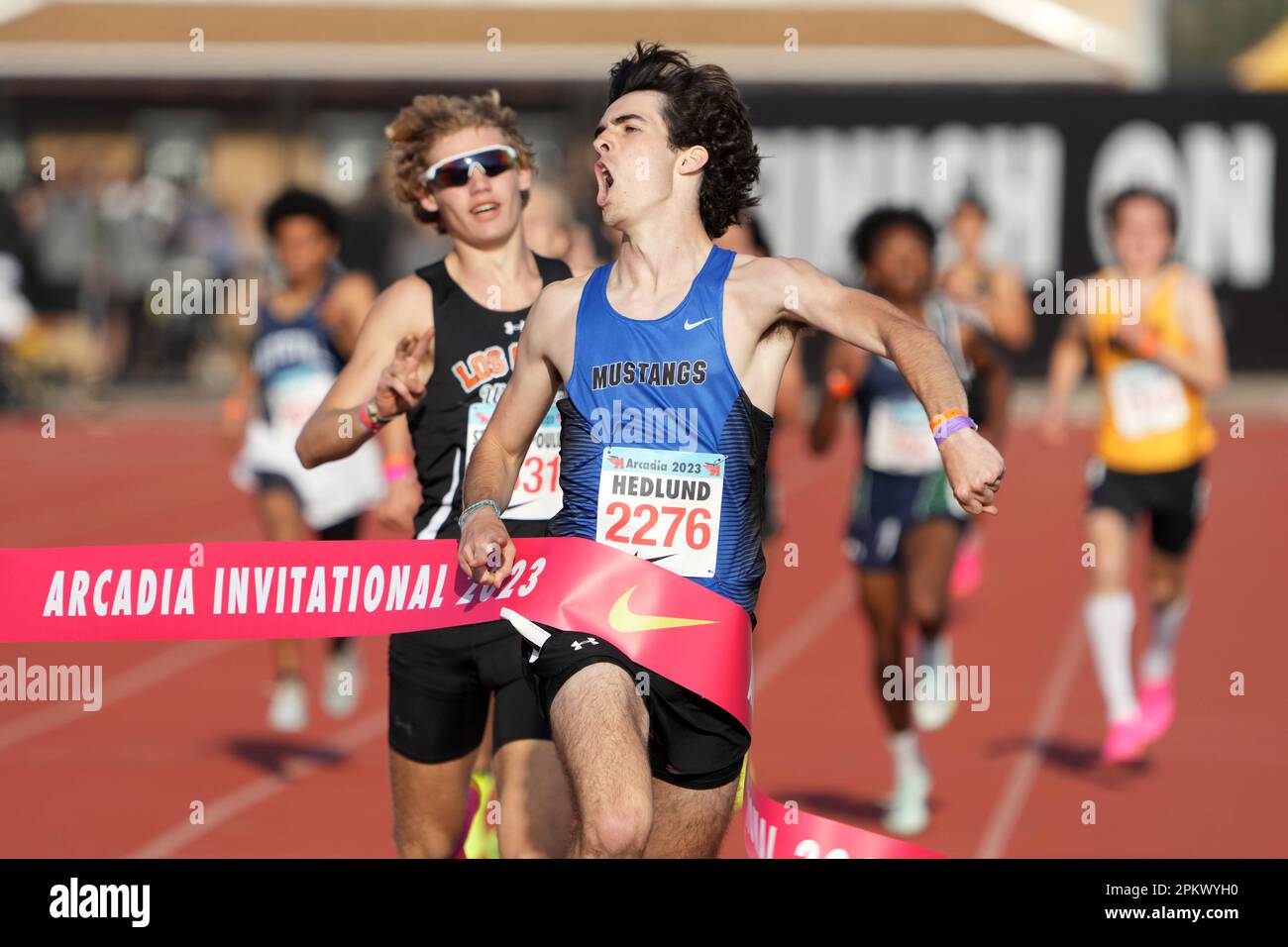 Carson Hedlund (2276) von Pioneer gewinnt die Rising Stars Mile in 4:15,47, während des Arcadia Invitational High School Meet am Samstag, den 8. April 2023 Stockfoto