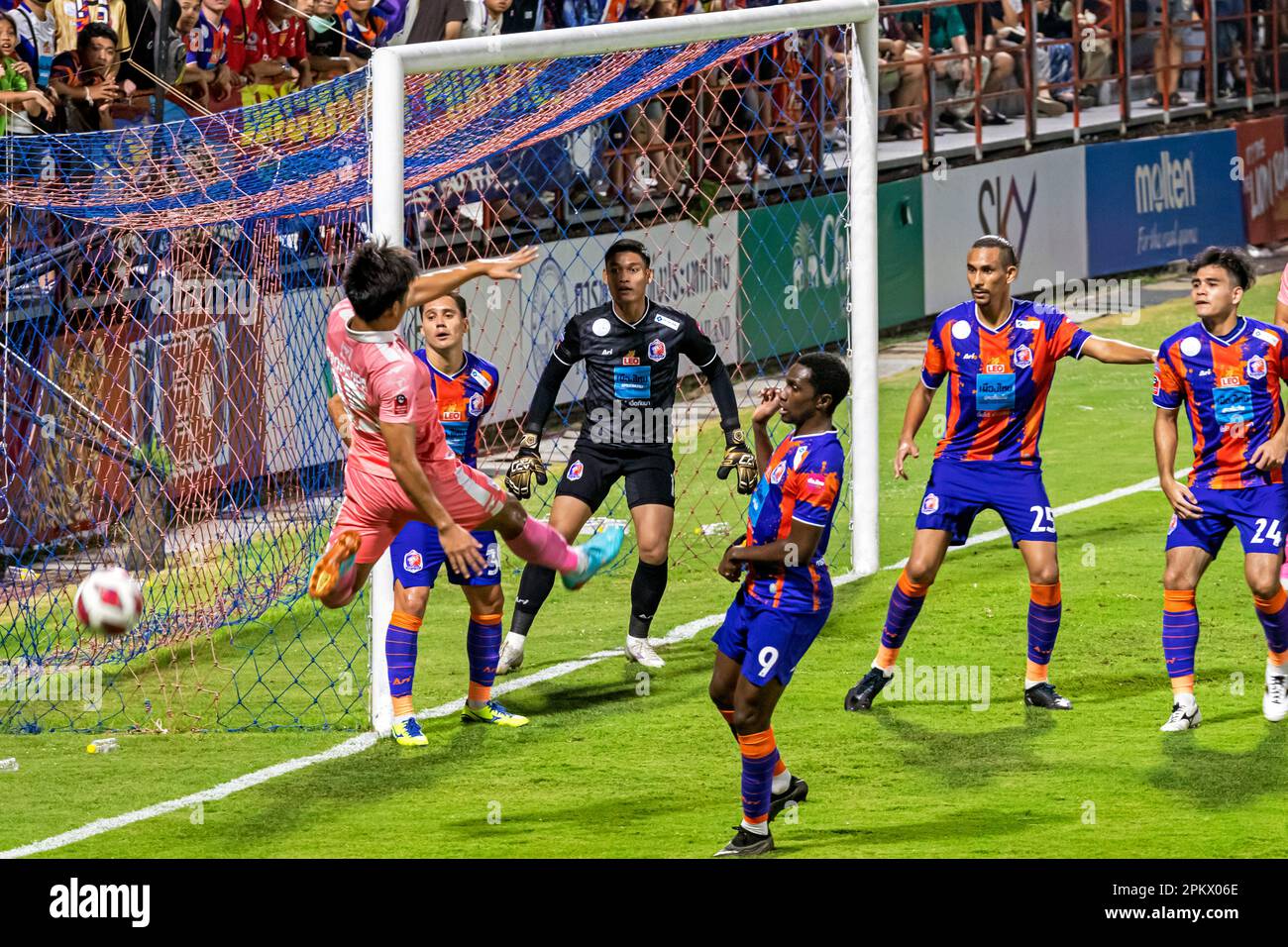 Fußballaktion während eines thailändischen Ligaspiels im PAT-Stadion, Klong Toey, Bangkok, Thailand zwischen Port FC und Sukhothai Stockfoto