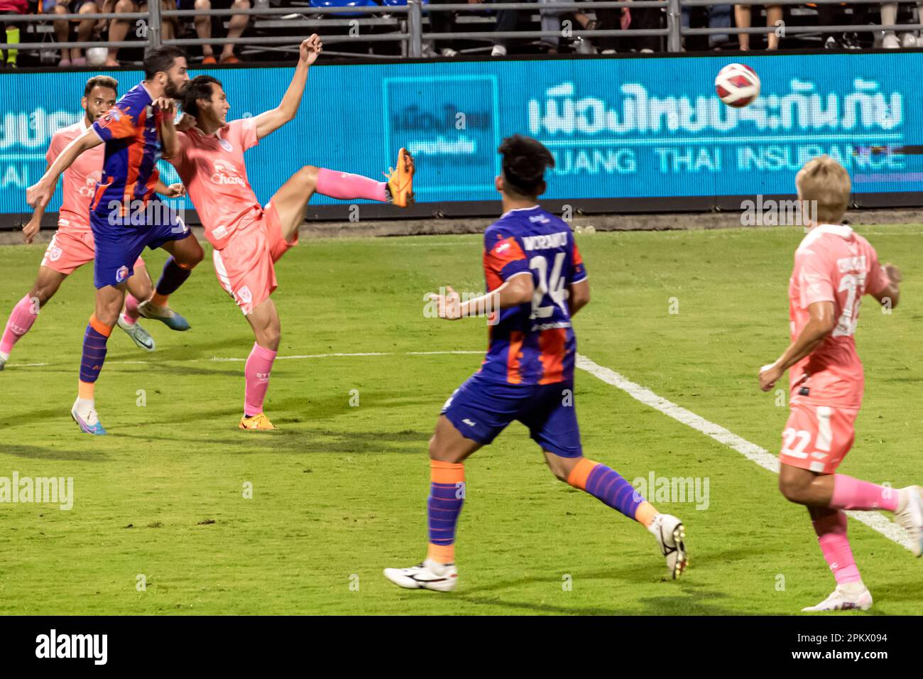 Fußballaktion während eines thailändischen Ligaspiels im PAT-Stadion, Klong Toey, Bangkok, Thailand zwischen Port FC und Sukhothai Stockfoto