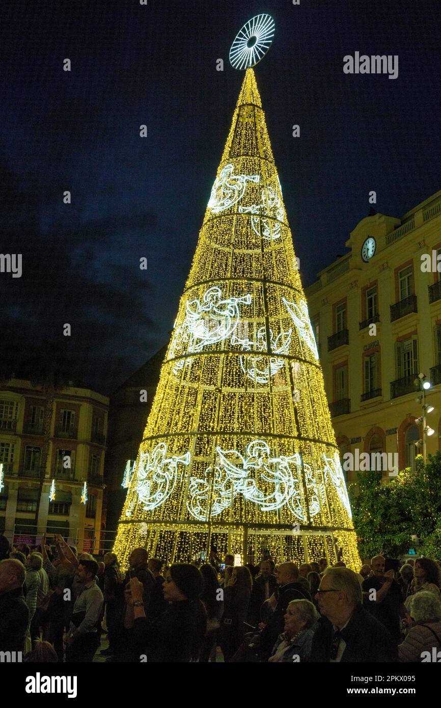 Weihnachtsbeleuchtung an der Plaza de la Constitucionin, neben der Calle Marques de Larios, Malaga, Andalusien, Costa del Sol, Spanien, Europa Stockfoto