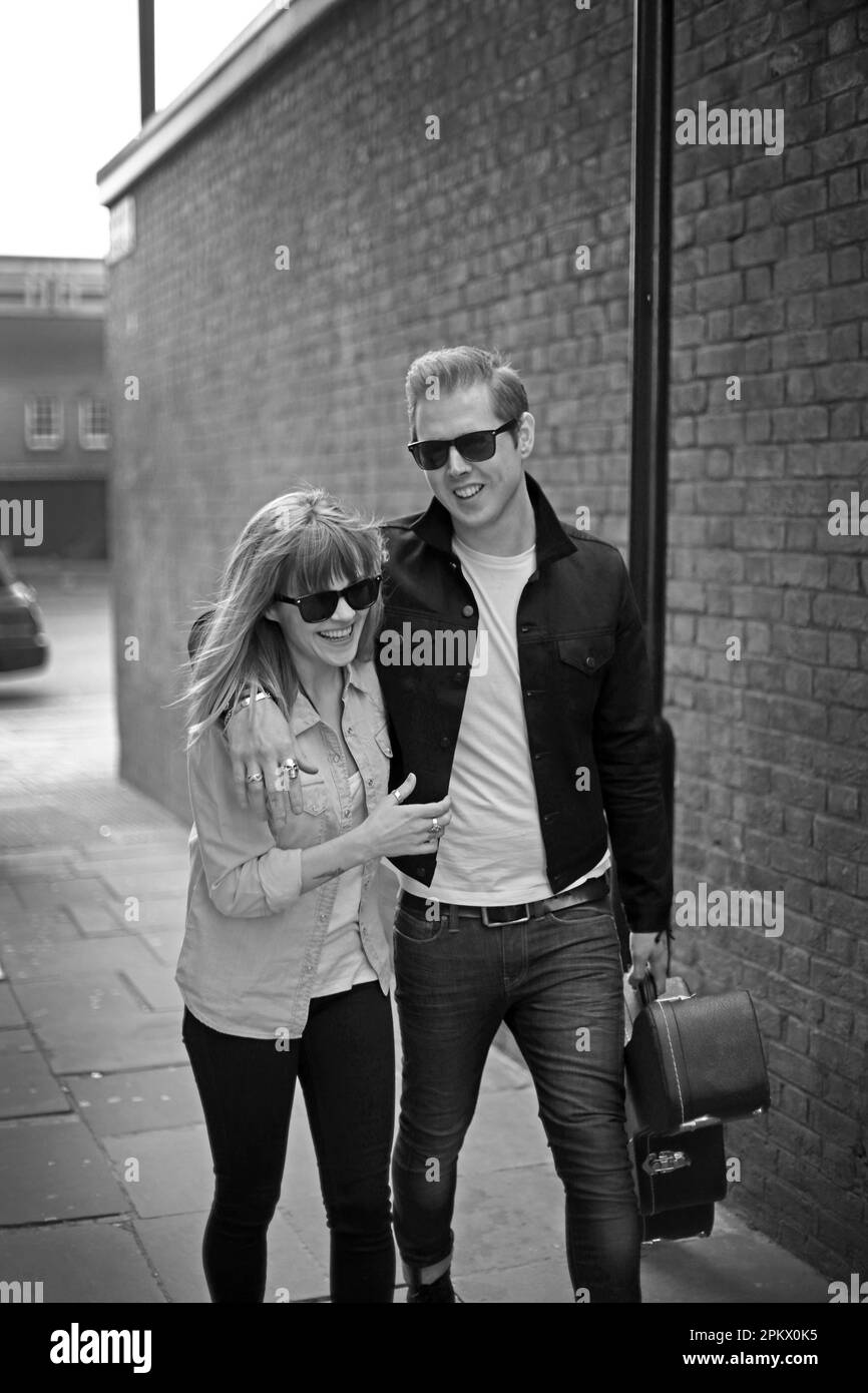 Ein junges Paar geht die Straße runter in London Stockfoto