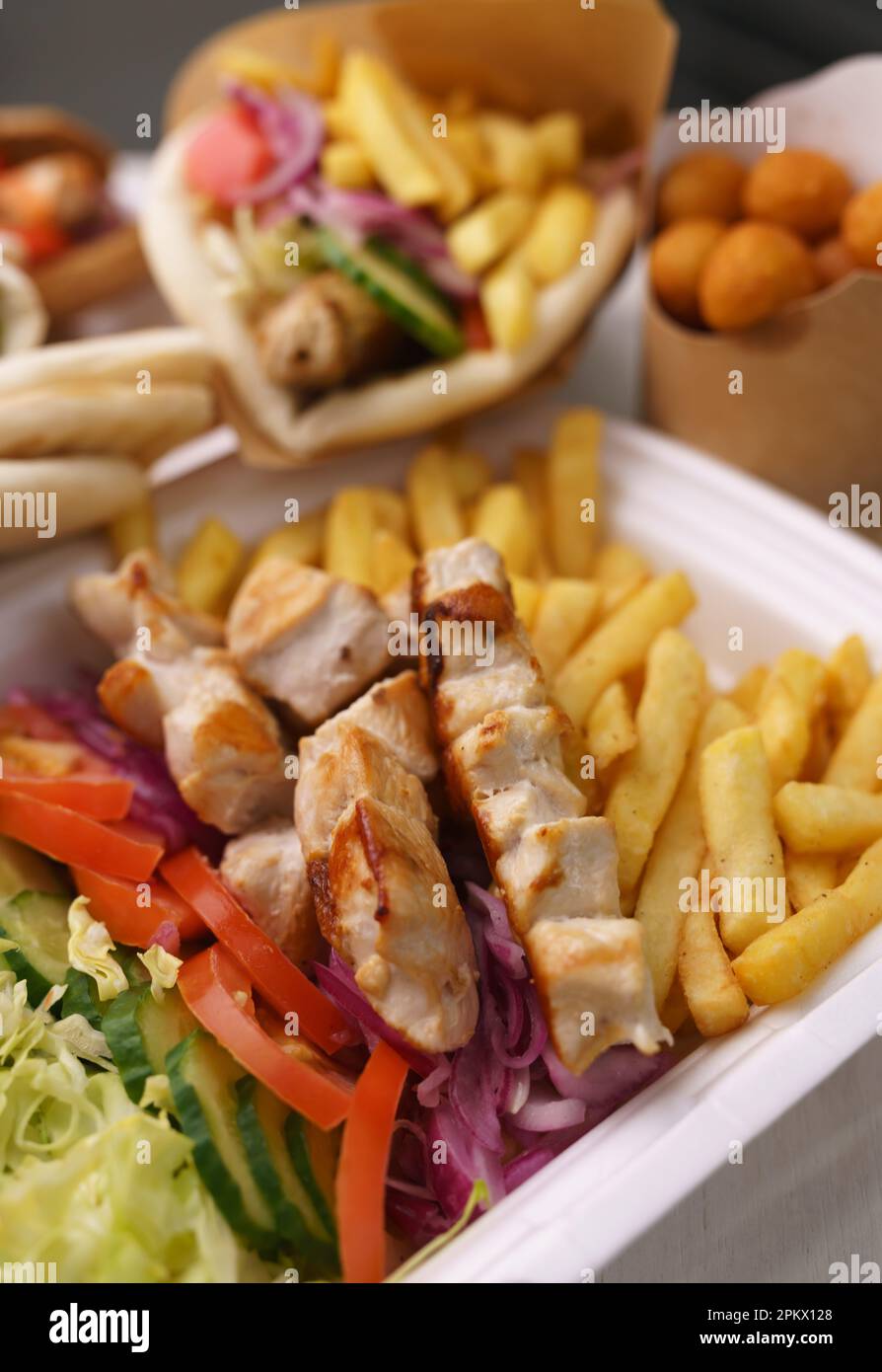 Griechische kalamaki-, Souvlaki- und Gyros-Gerichte werden zum ...