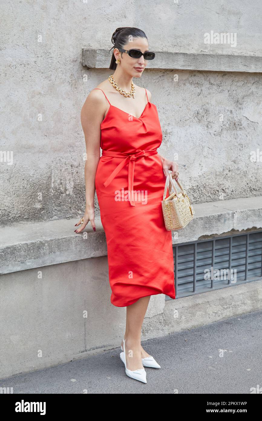 MAILAND, ITALIEN - 23. FEBRUAR 2023: Bettina Looney before Prada Fashion Show, Mailand Fashion Week Street Style Stockfoto