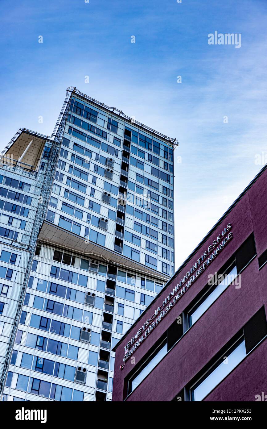 Das Kalasatama Gesundheits- und Wohlfühlzentrum in Helsinki, Finnland. Redi Towers im Hintergrund. Stockfoto
