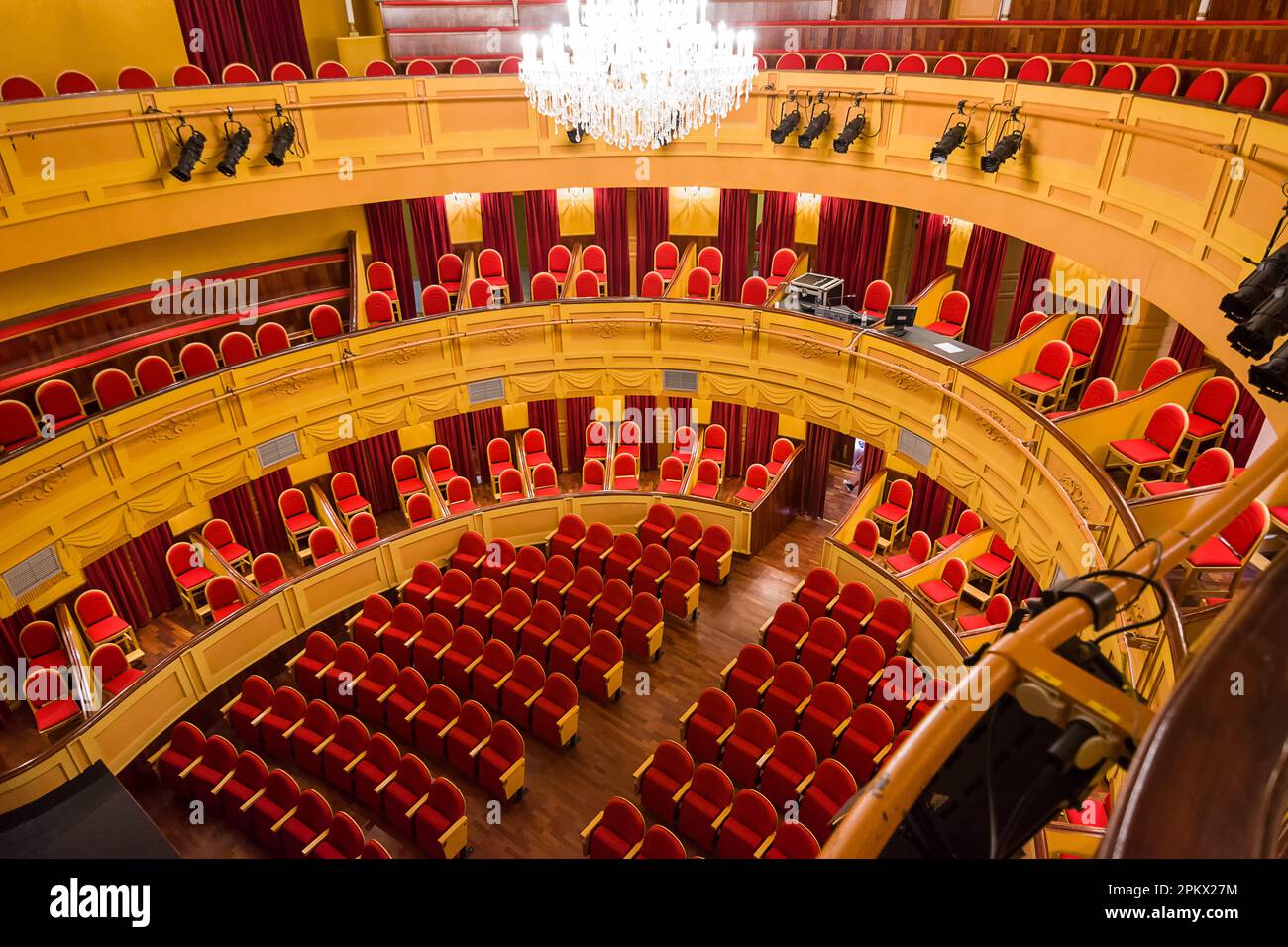 Almagro, Spanien - 23. Juni 2022: Inneneinrichtung mit Bühne und Ständen des Stadttheaters von Almagro ohne Menschen Stockfoto