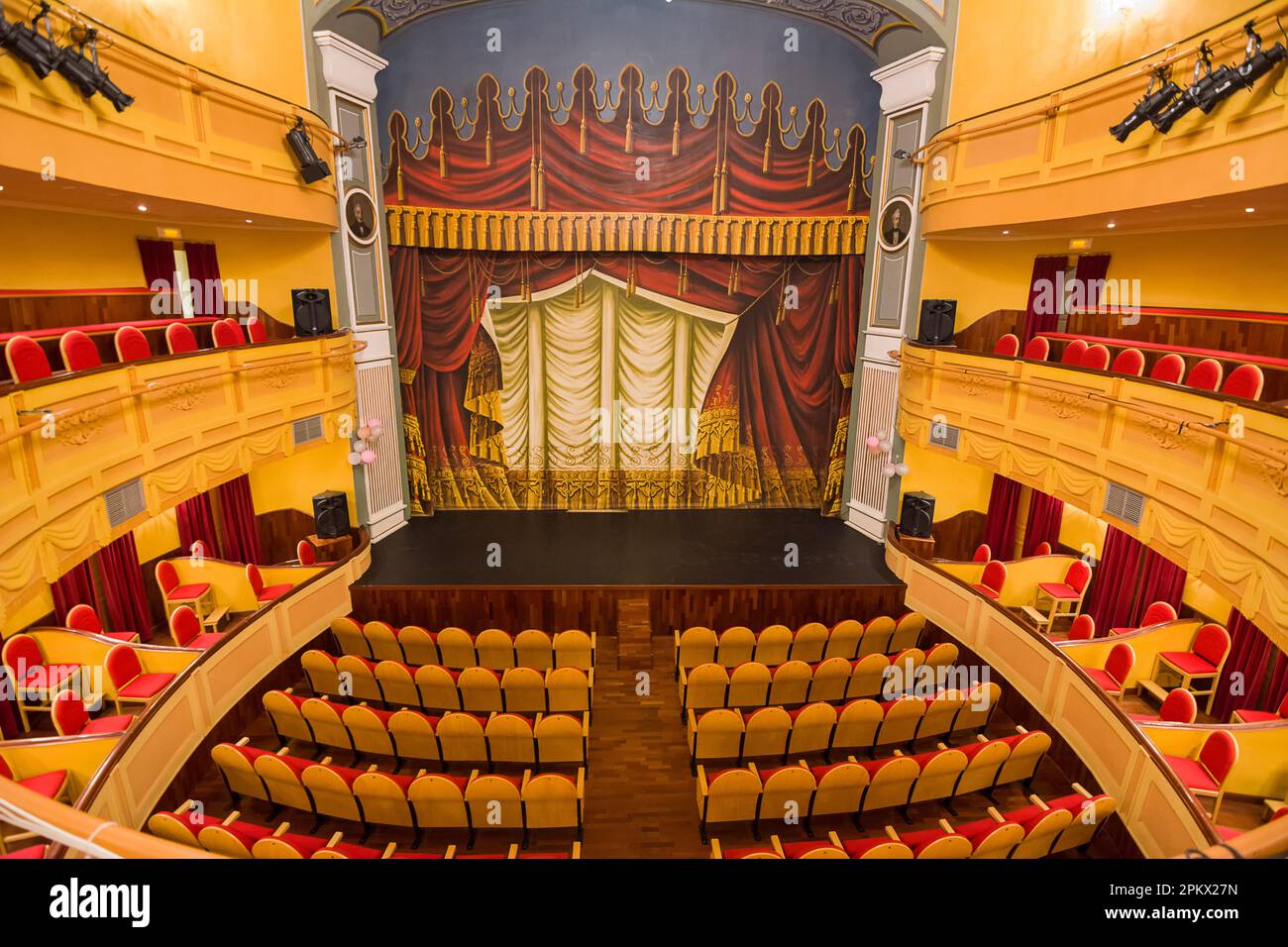 Almagro, Spanien - 23. Juni 2022: Inneneinrichtung mit Bühne und Ständen des Stadttheaters von Almagro ohne Menschen Stockfoto