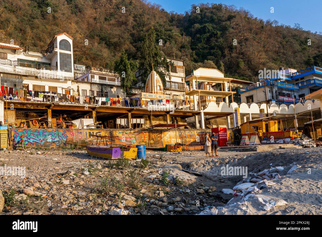 Rishikesh, Uttarakhand - 27.03.2023: Yoga-Stadt in Indien, Gange River Ganga RAM Jhoola Jula Landschaft. Yoga-Hauptstadt der Welt. Hochwertiges Foto Stockfoto